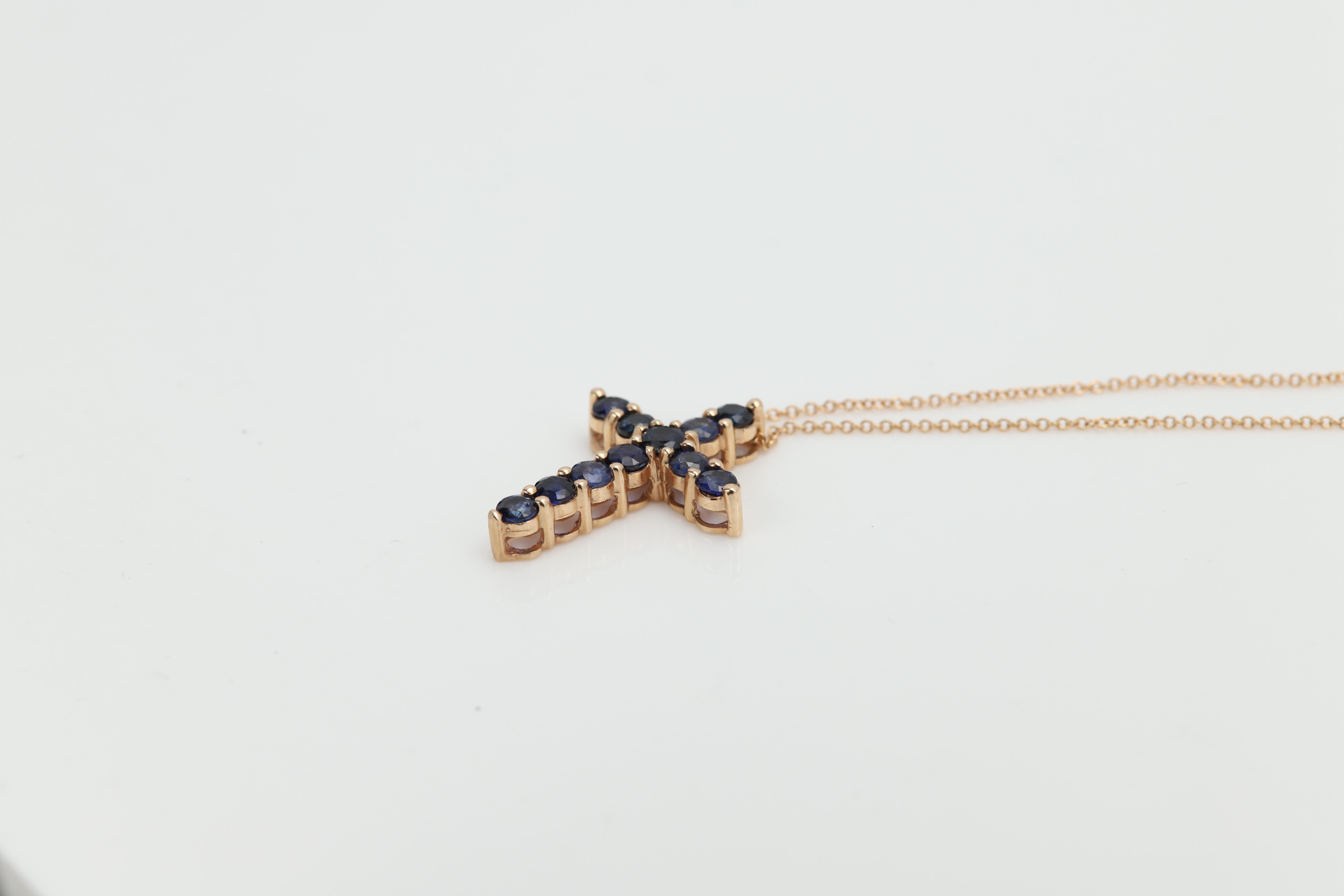 Croix vintage 14 carats avec saphirs naturels et saphirs bleus Excellent état - En vente à Brooklyn, NY