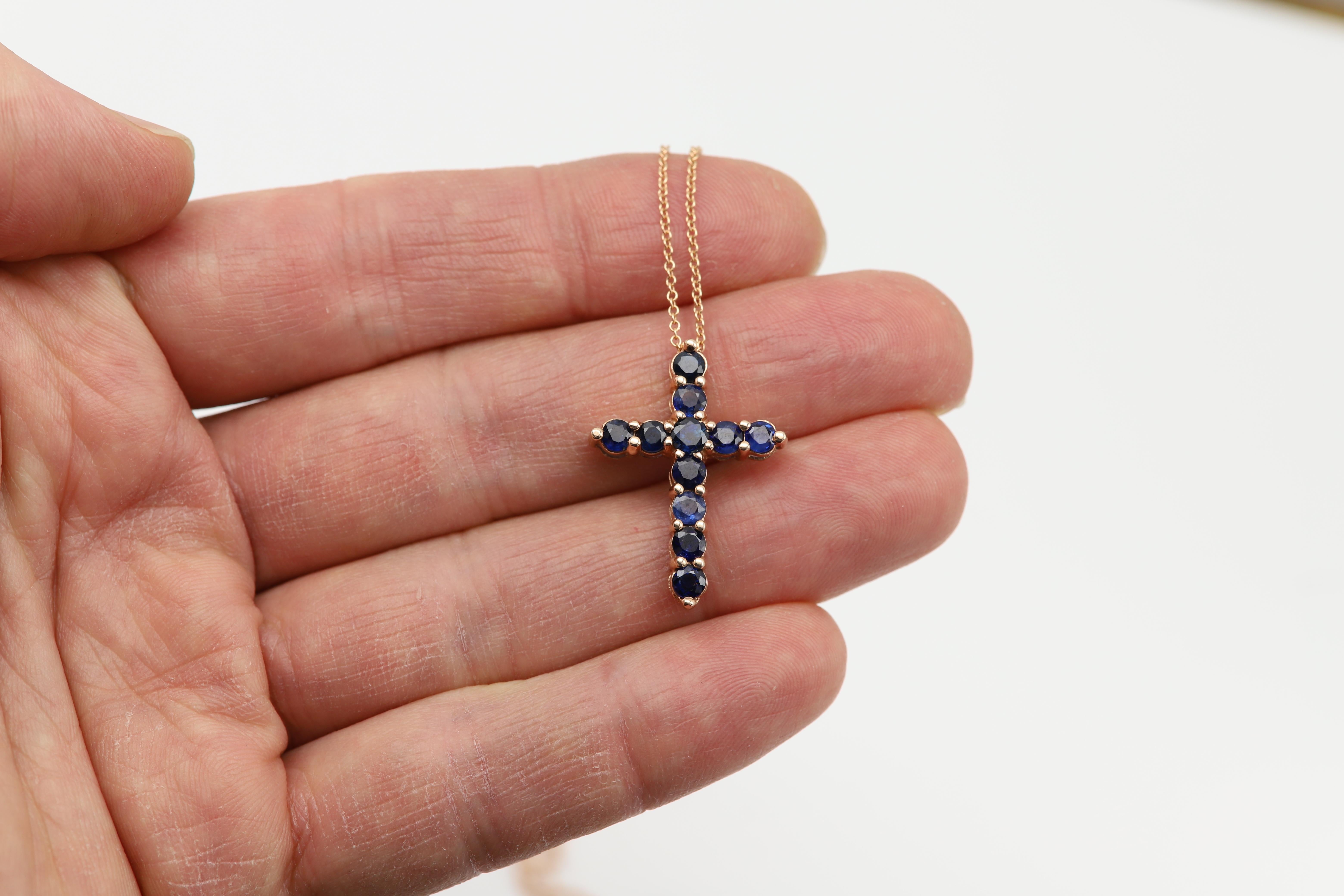 Croix vintage 14 carats avec saphirs naturels et saphirs bleus en vente 1