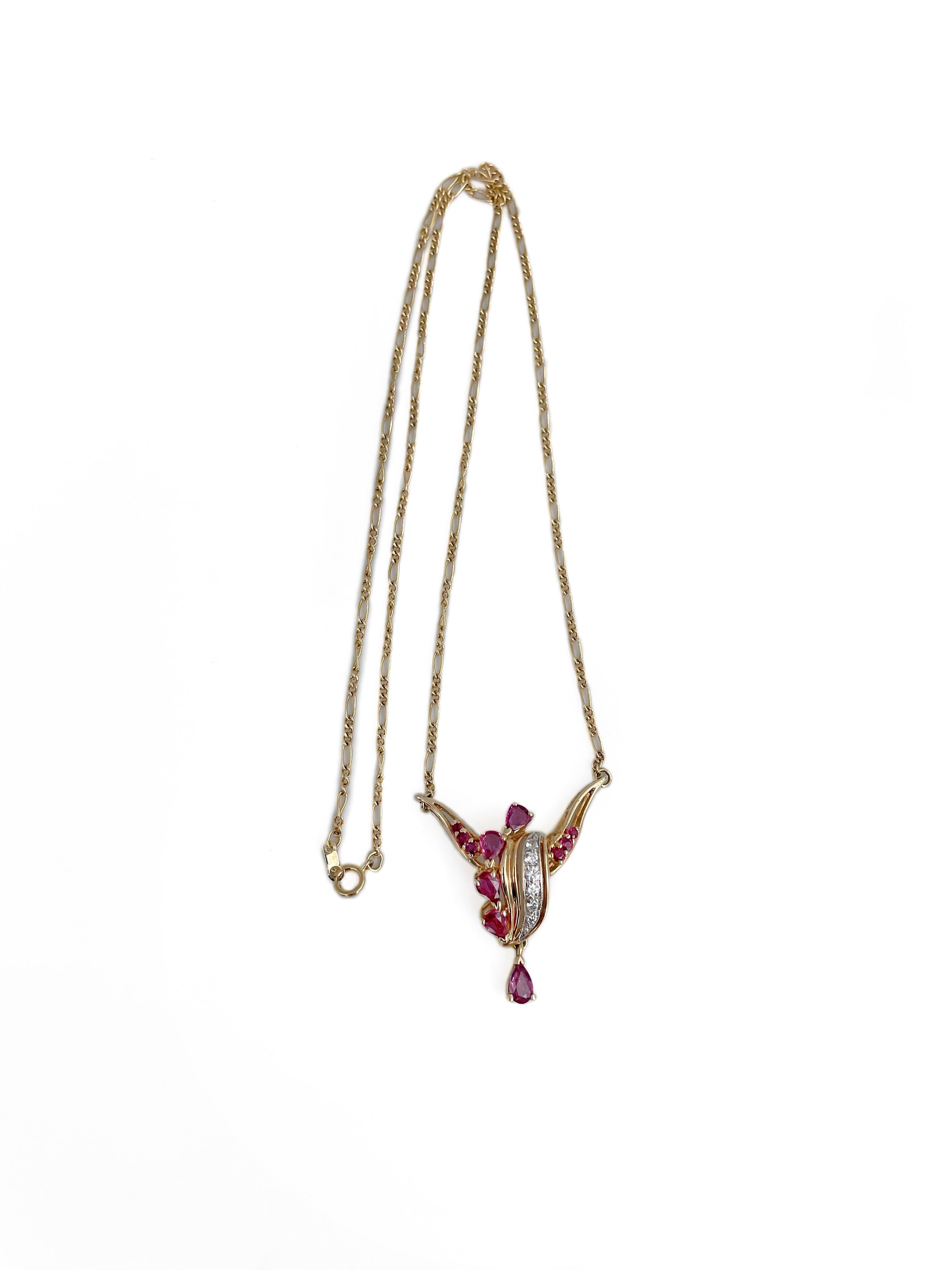 This is a vintage collier necklace crafted in 14K yellow gold. Circa 1980. 

The piece features:
- 11 rubies (round and pear cut, TW 1.10ct, slpR 5/4-6/3, VS-SI)
- 6 diamonds (round brilliant cut, TW 0.10ct, RW+/W, VS-SI)

Weight: 5.68g
Pendant
