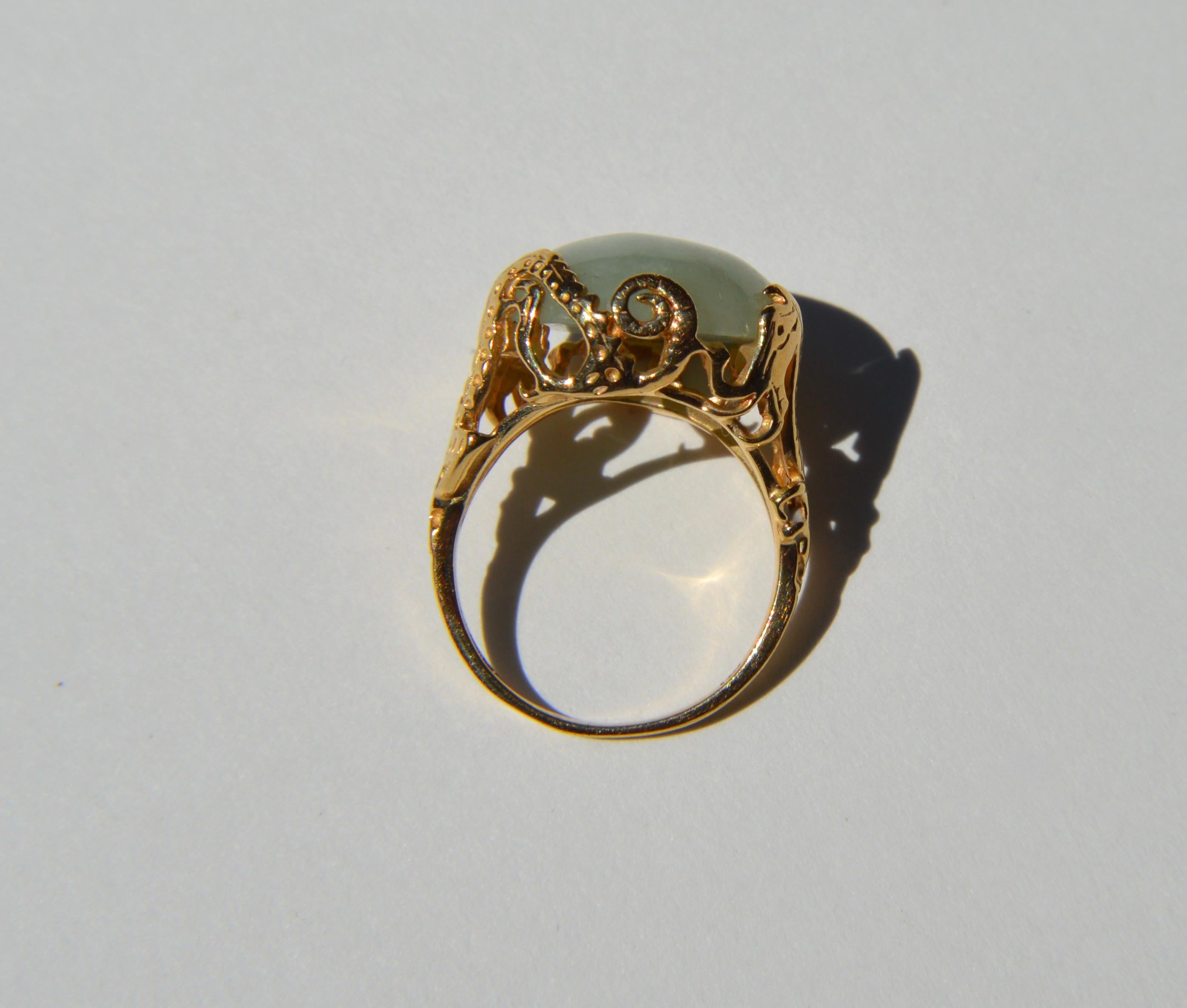 Vintage 14 Karat Gold 12.89 Carat Jade Dragon Ring In Excellent Condition For Sale In Crownsville, MD
