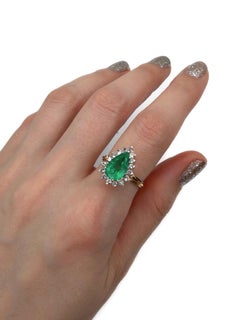 Anello vintage in oro 14 carati con smeraldo a forma di pera da 2,00 carati e diamanti incastonati a grappolo da 0,55 carati