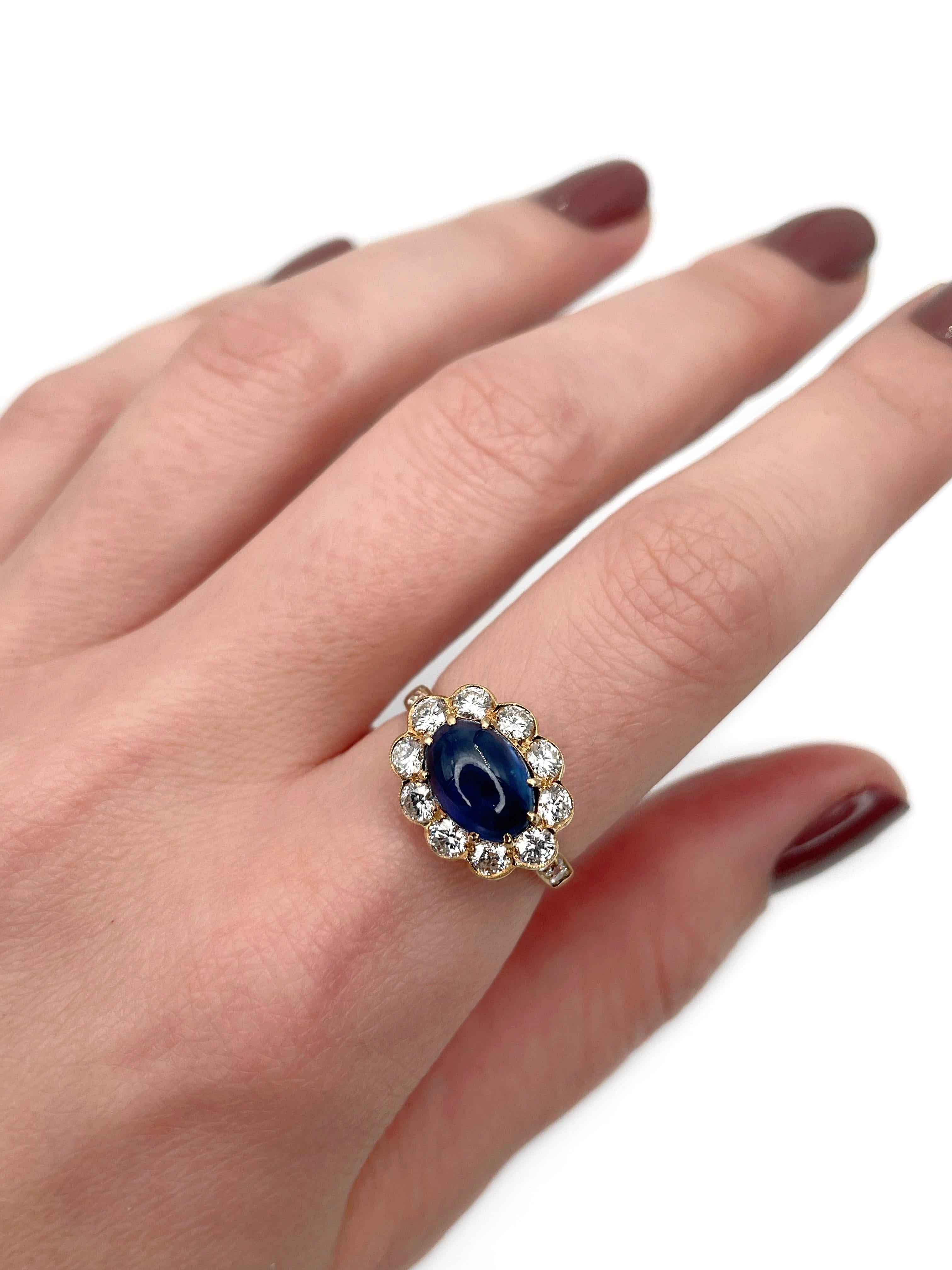 Dies ist ein Vintage-Cluster-Ring in 14K Gold gefertigt. Circa 1980. 

Das Stück weist folgende Merkmale auf:
- 1 Saphir, ovaler Cabochon-Schliff, 2,60ct, B 7/4, P1
- 18 Diamanten, runder Brillantschliff, TW 0,85ct, RW-W, VS-SI

Gewicht: 3.24