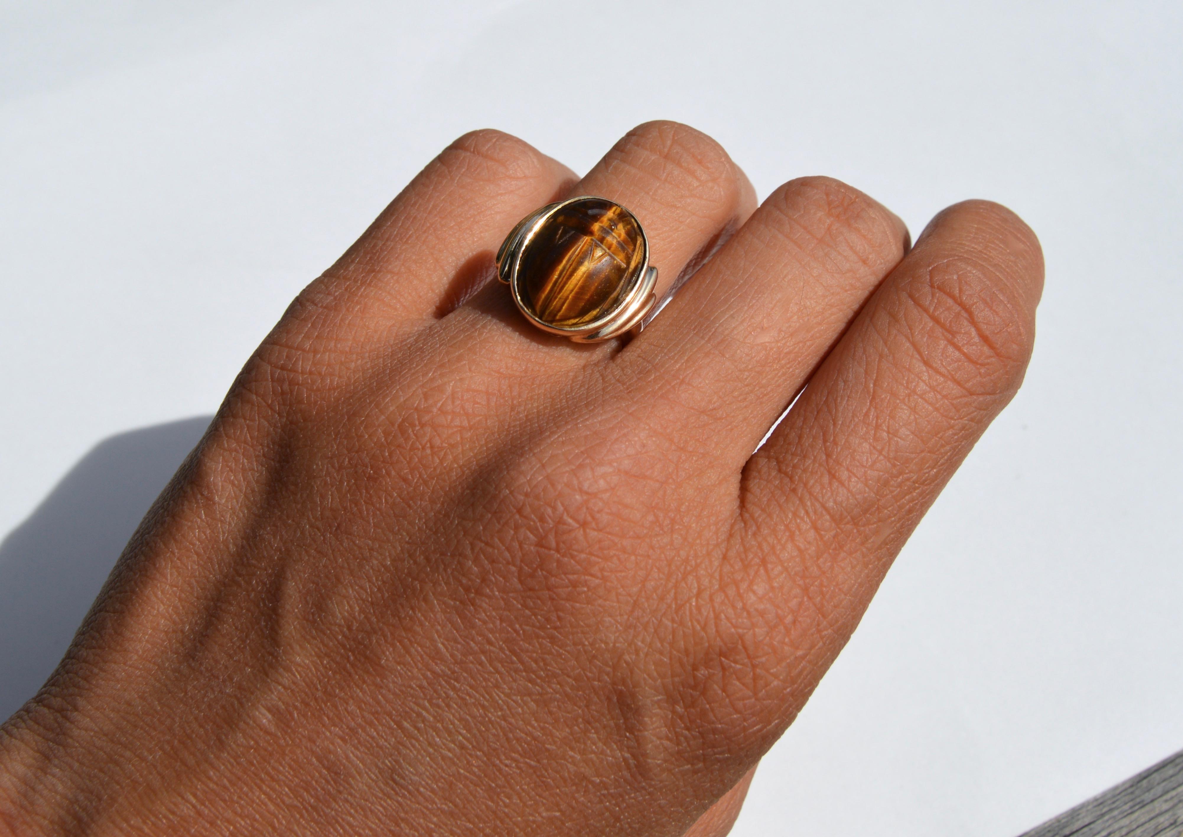 Women's or Men's Vintage 10 Karat Gold 8.5 Carat Tiger's Eye Scarab Beetle Cocktail Ring