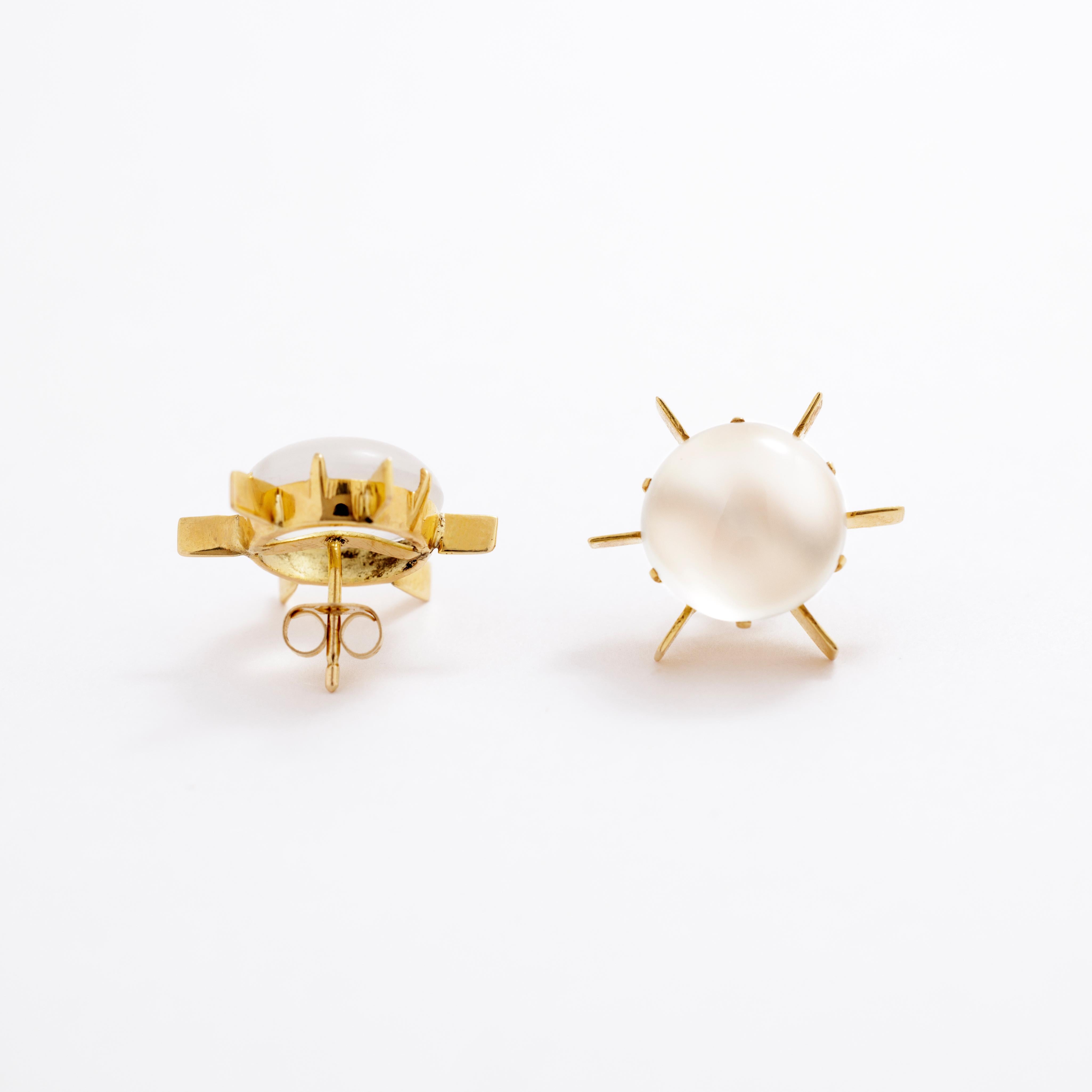 Vintage 14 Karat Gold and Moonstone Stud Earrings  In Good Condition For Sale In New York, NY