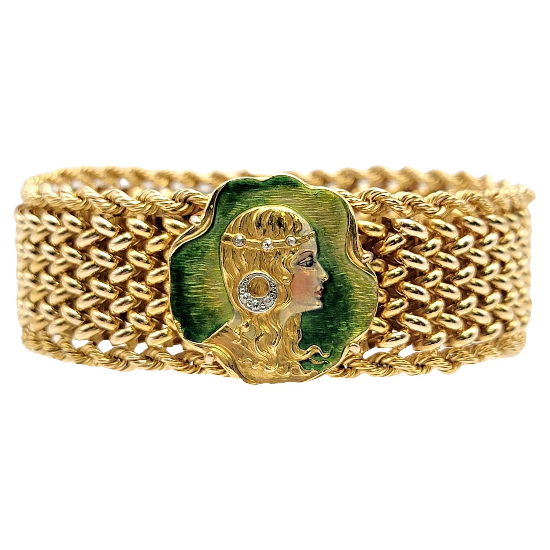 Adornate il vostro polso con questo affascinante pezzo di storia. Questo bellissimo e unico bracciale presenta un ritratto in smalto Art Nouveau vintage montato su oro giallo 18 carati. Il ritratto presenta uno sfondo verde con il profilo di una