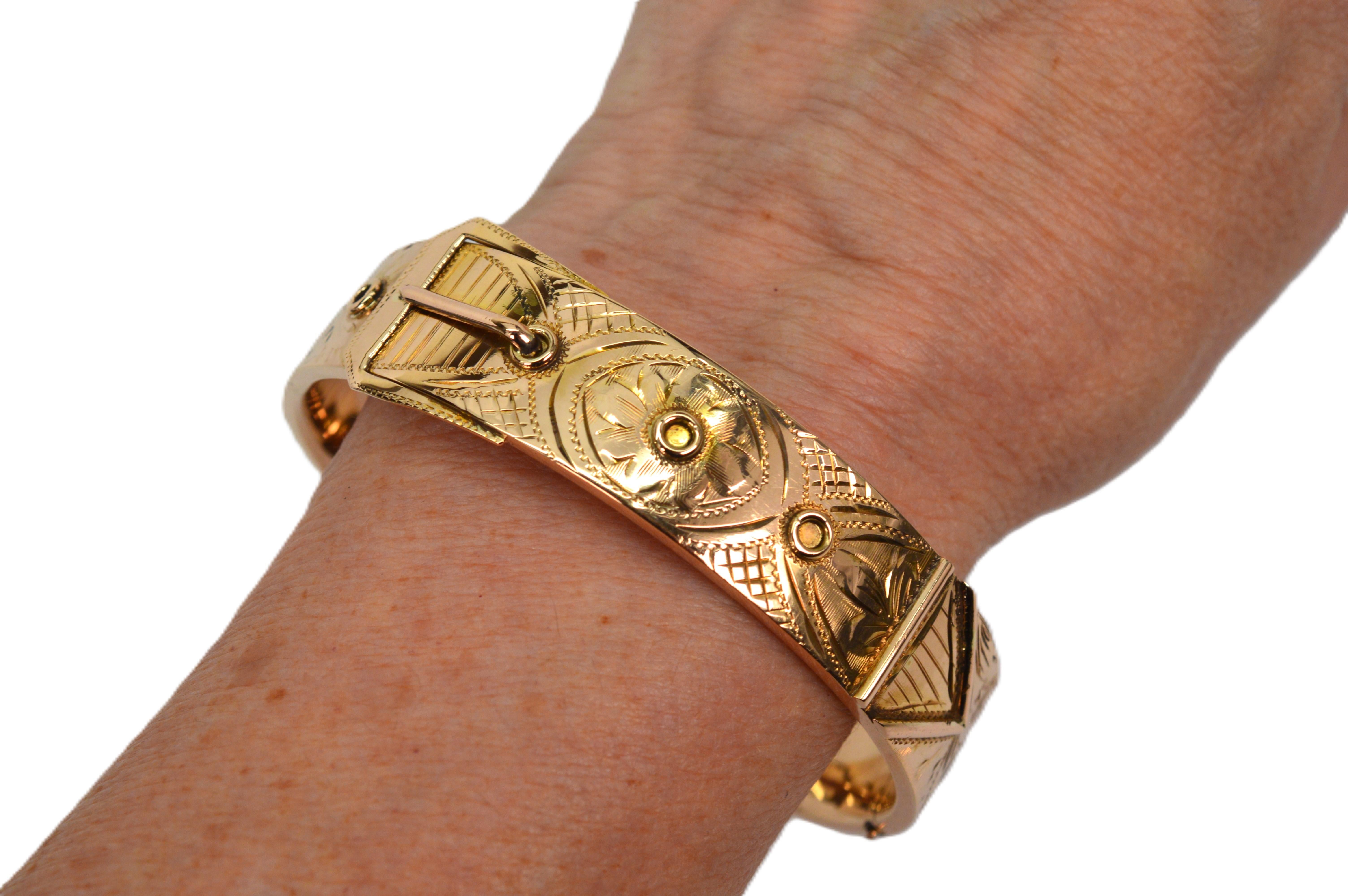 Vintage 14 Karat Gold Bangle Bracelet with Engraved Buckle Detail For Sale 4
