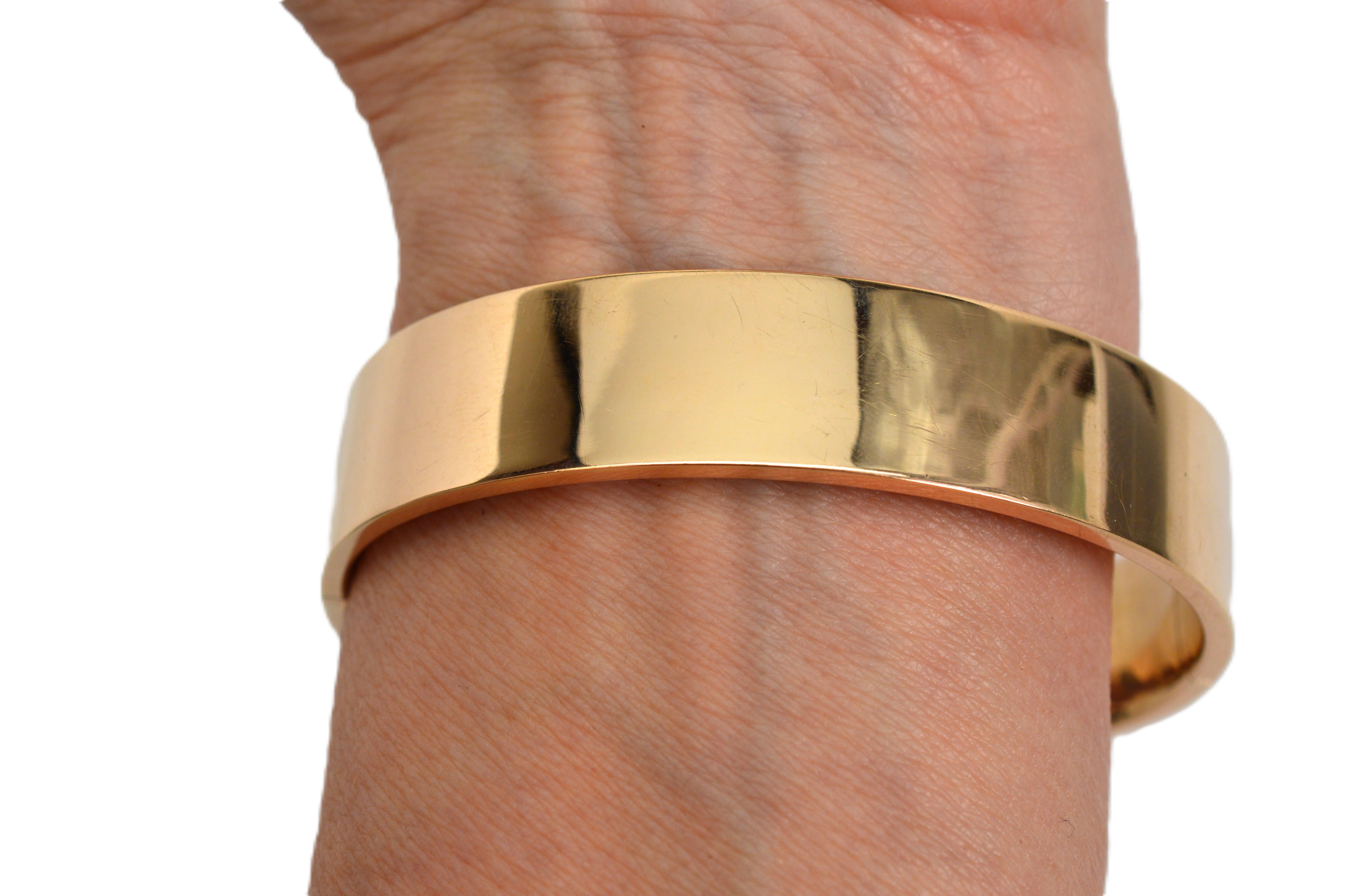 Vintage 14 Karat Gold Bangle Bracelet with Engraved Buckle Detail For Sale 5