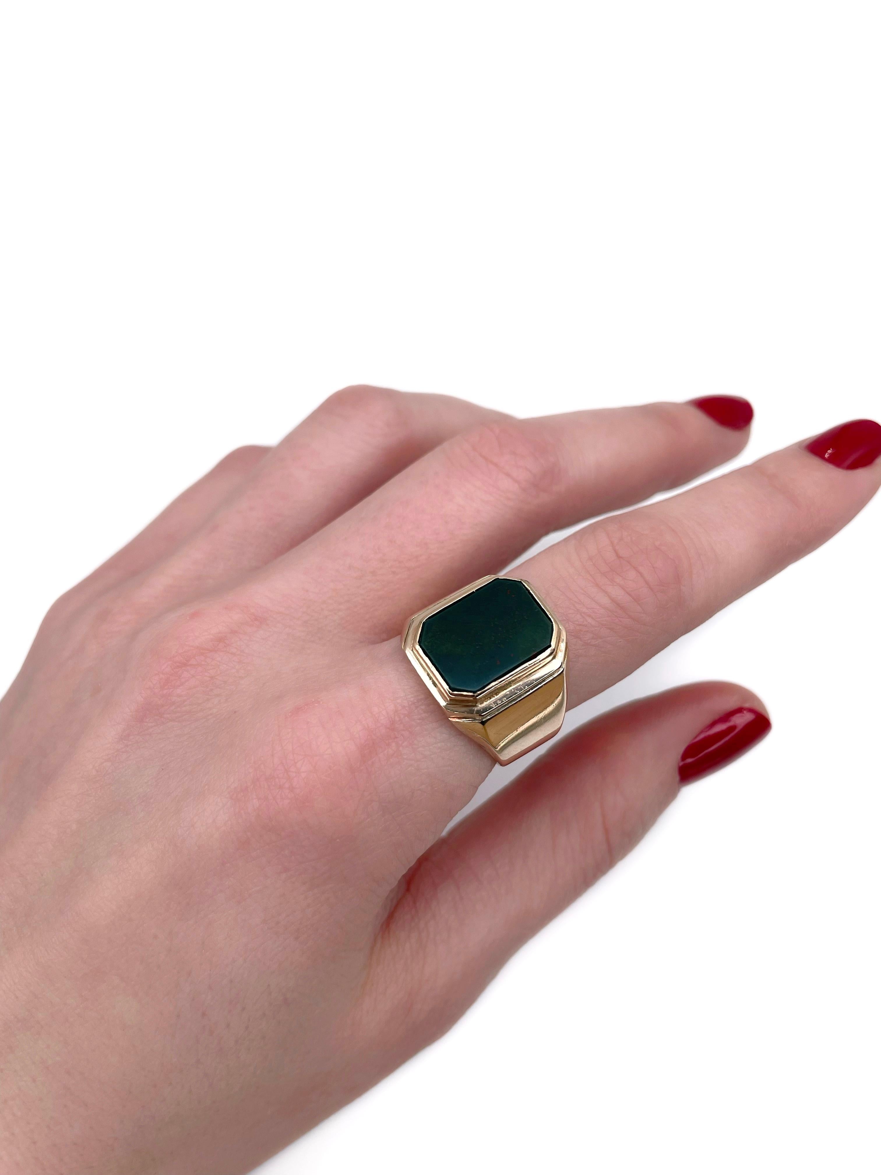 This is a vintage signet ring crafted in 14K yellow gold. Circa 1970. 

The piece features a rectangle bloodstone (also known as heliotrope).  

Signed with “585”.

Weight: 10.45g
Size: 18.75 (US 8.75)

IMPORTANT: please ask about the possibility to