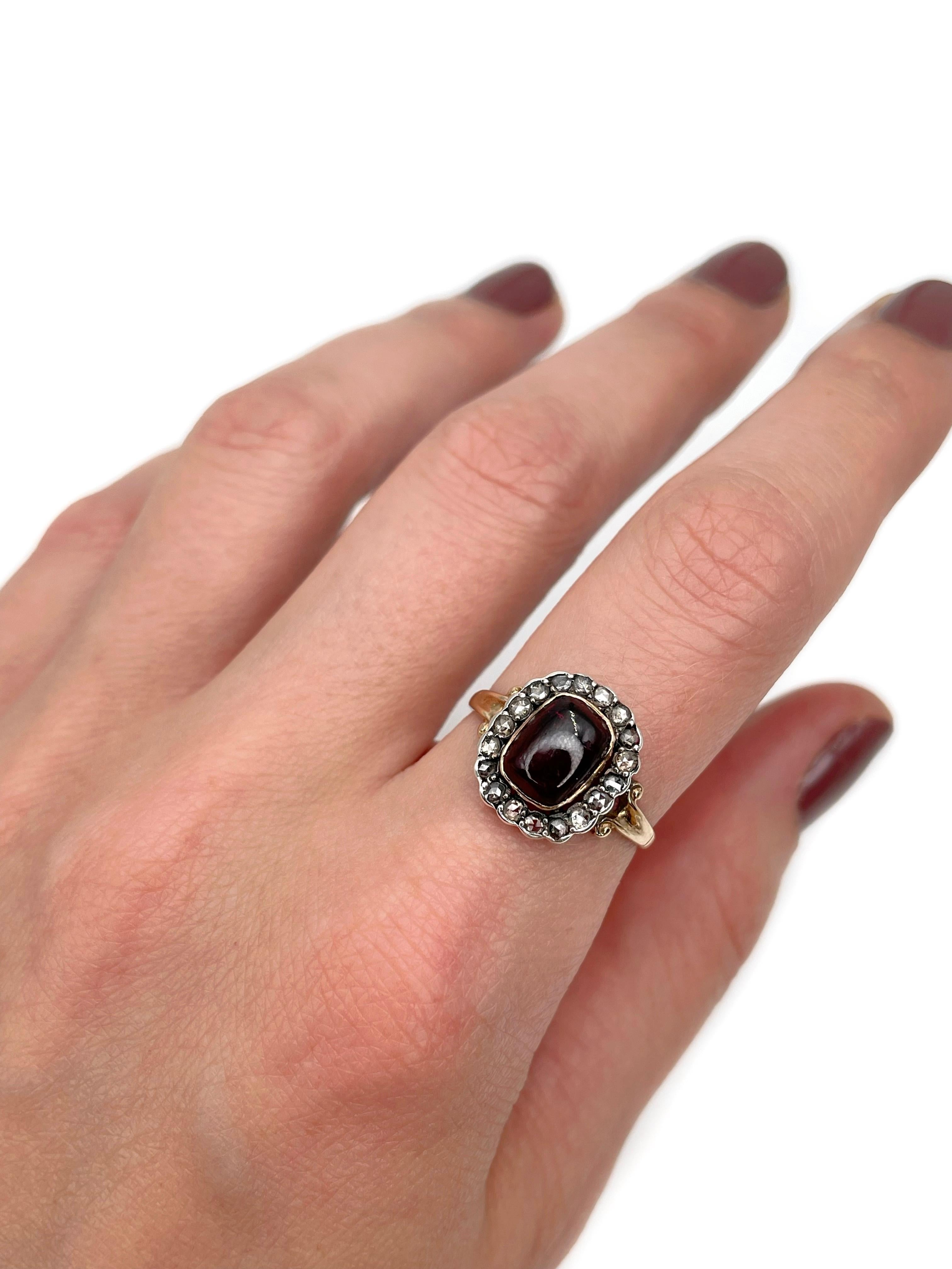 Si tratta di un anello a grappolo vintage realizzato in oro 14 carati. Il pezzo presenta un granato cabochon e diamanti taglio rosa. Circa 1970. 

Peso: 2.86 g
Taglia: 17.5 (US 7)

IMPORTANTE: chiedi informazioni sulla possibilità di
