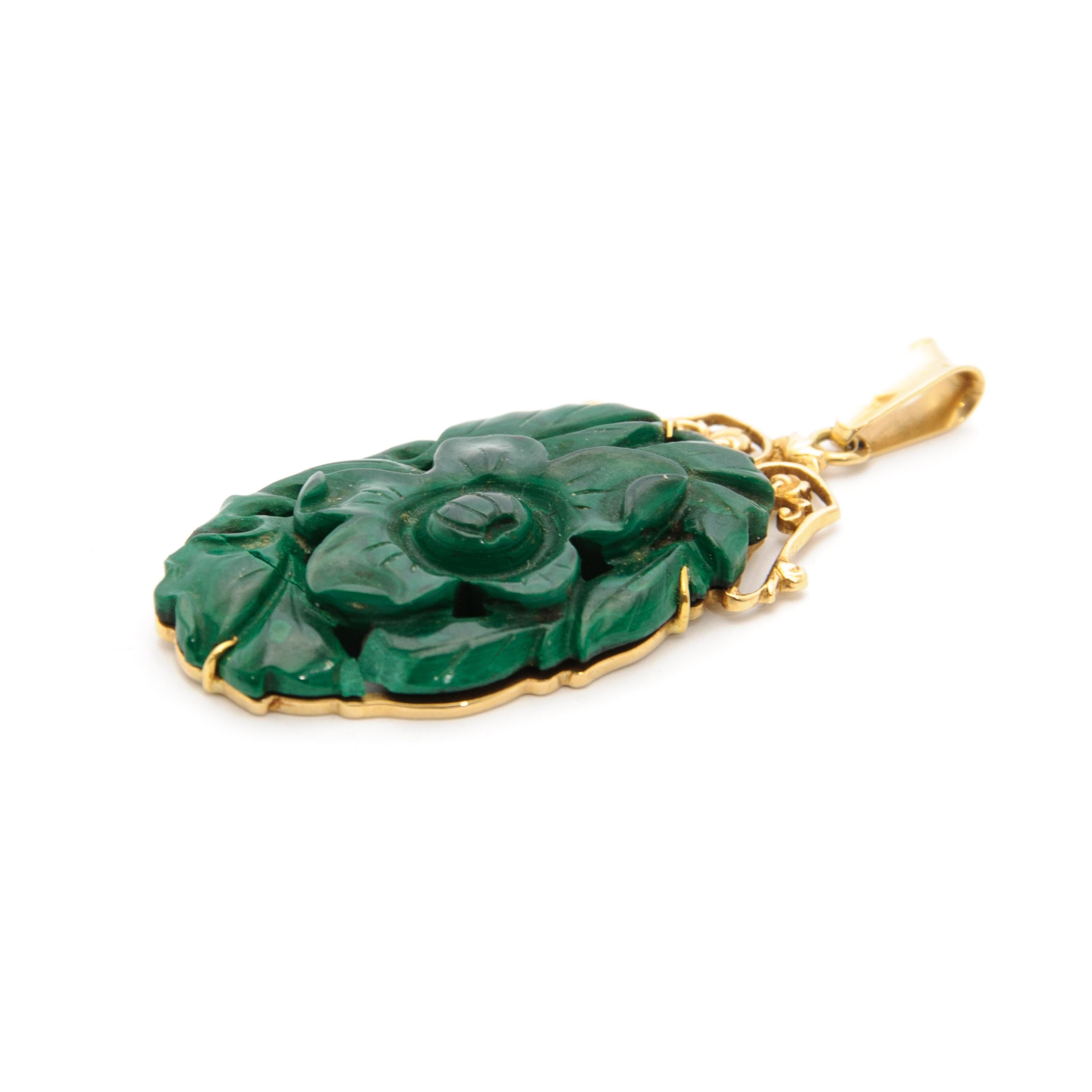 Mid-Century Floral Carved Green Stone 14 Karat Gold Pendant For Sale 1