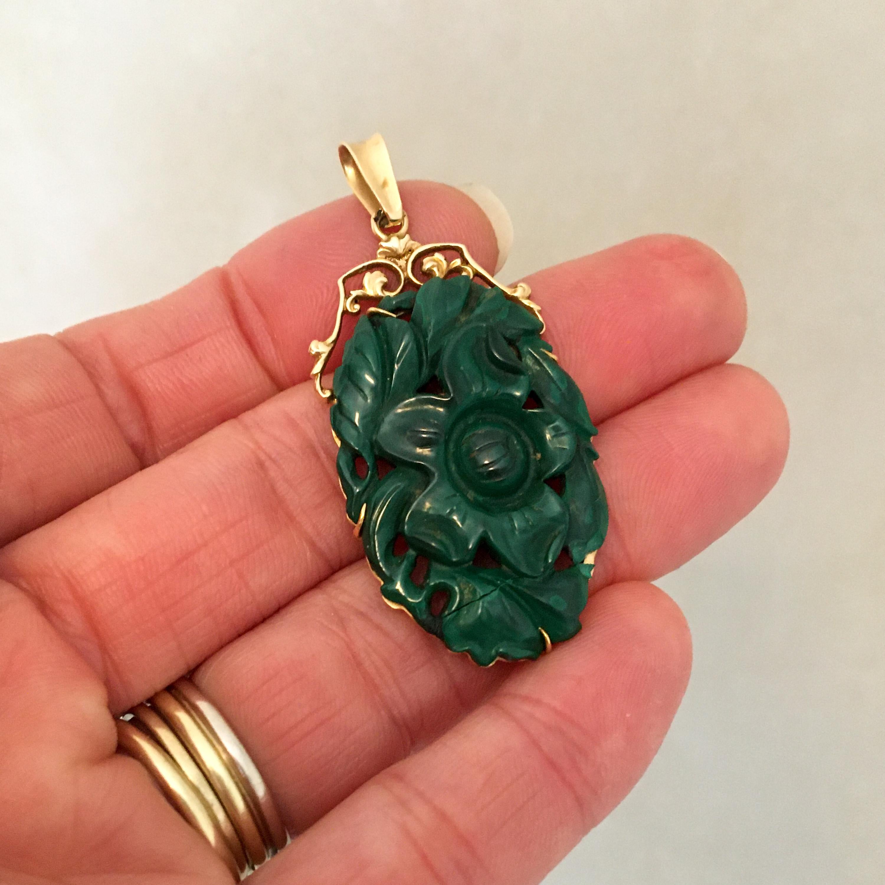 Mid-Century Floral Carved Green Stone 14 Karat Gold Pendant In Fair Condition For Sale In Rotterdam, NL