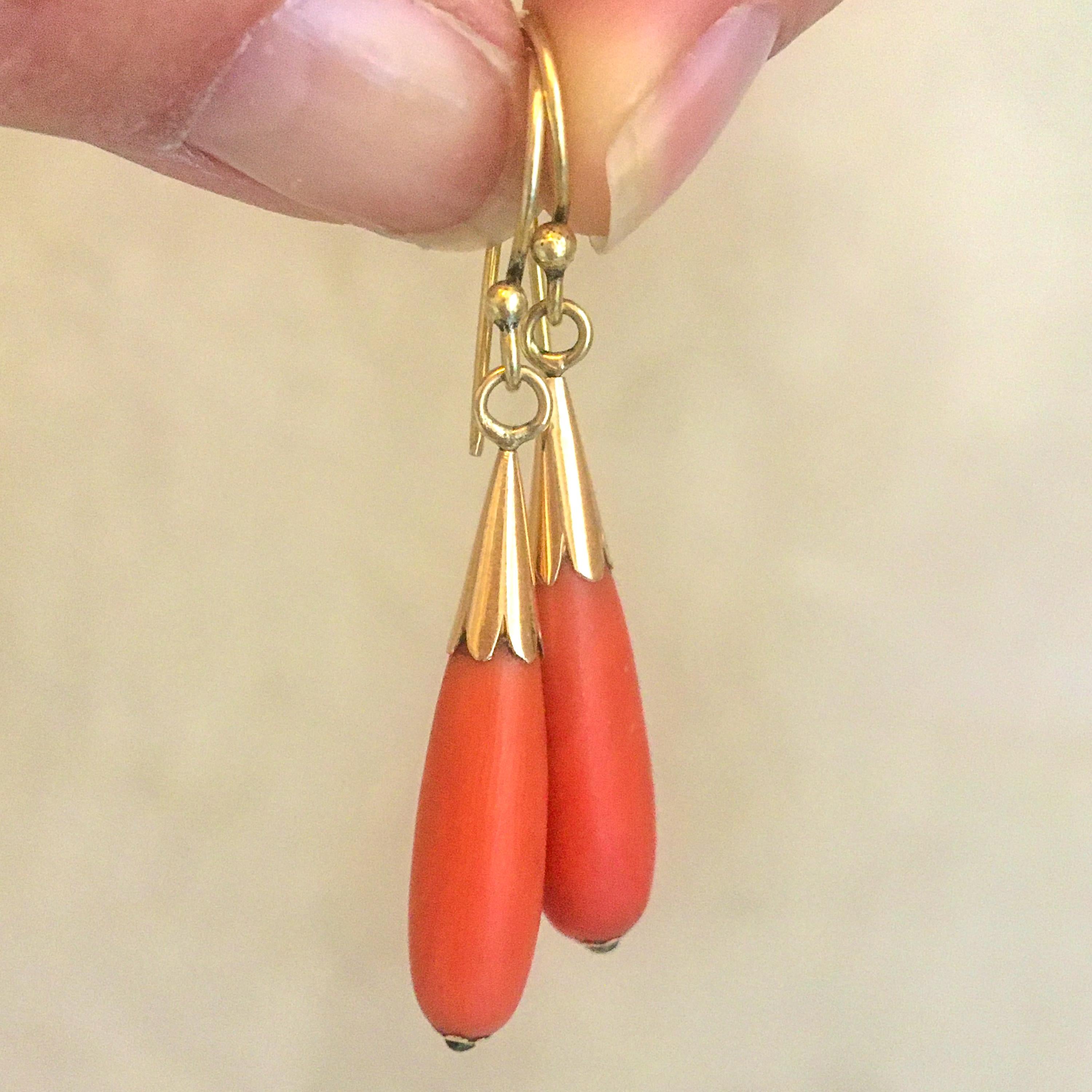 14K Gold Coral Pendant Dangle Earrings In Good Condition In Rotterdam, NL