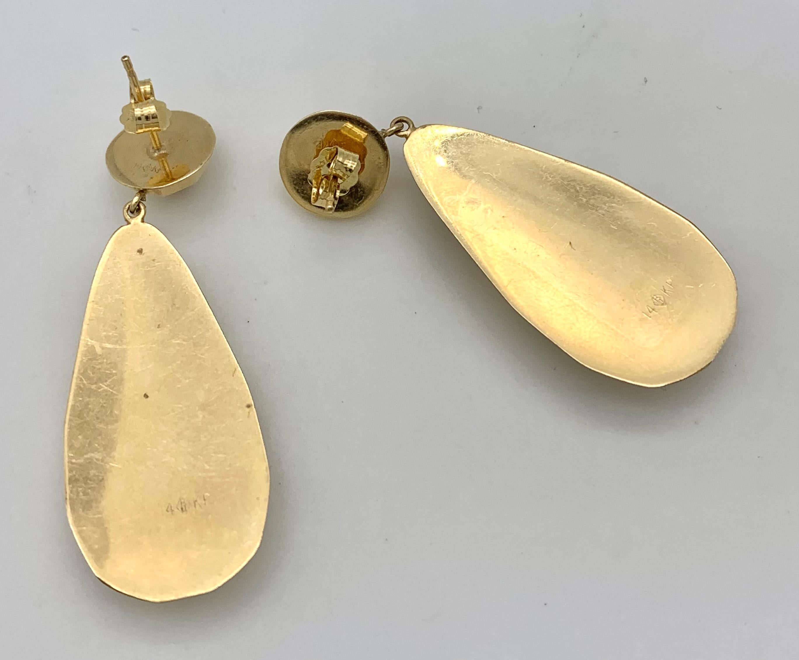 These dangling earrings with their facetted surface are made out of 14 karat gold. Despite their large size the earrings are very comfortable to wear because they are hollow.