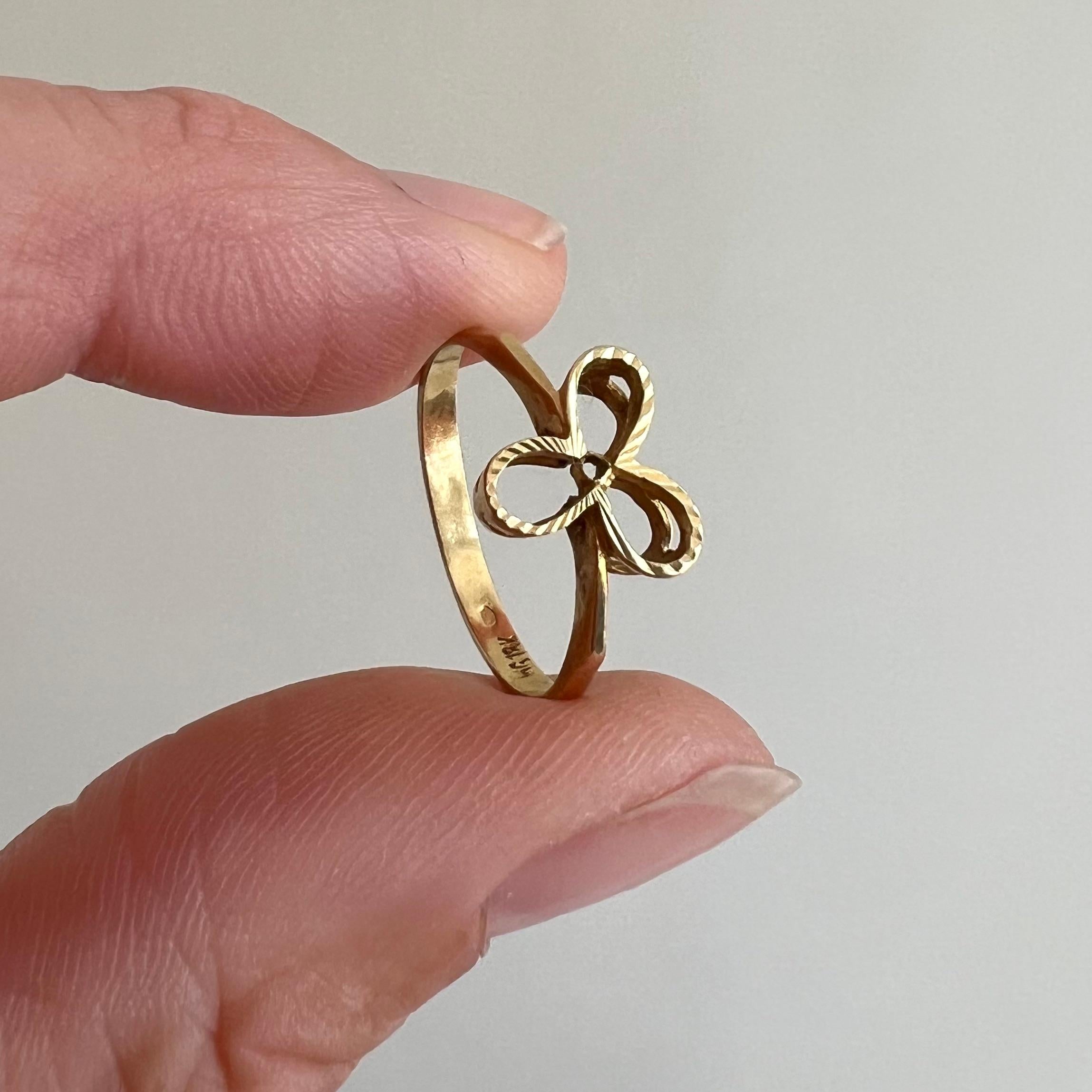 Women's or Men's Vintage 14 Karat Gold Good Luck Clover Leaf Ring For Sale