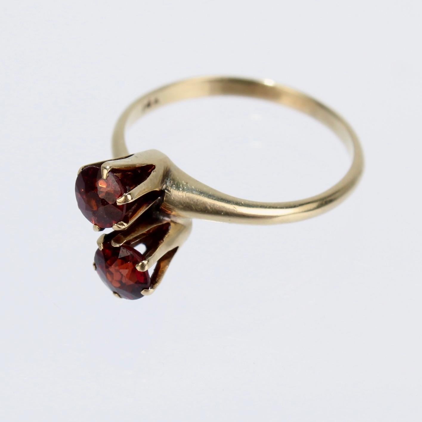 Vintage 14 Karat Gold and High Set 'Toi et Moi' Double Garnet Ring In Good Condition For Sale In Philadelphia, PA