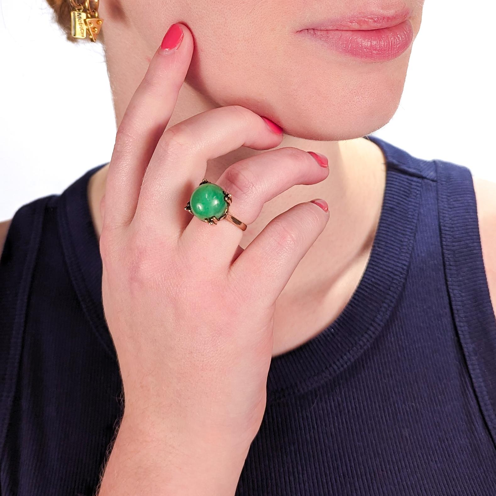 Une très belle bague de style Art Déco en or 14k et perles de jade.

Avec une grande perle en jadéite sertie dans une monture architecturale en or 14k.

Tout simplement une bague merveilleuse !

Date :
Début et milieu du 20e siècle

État général