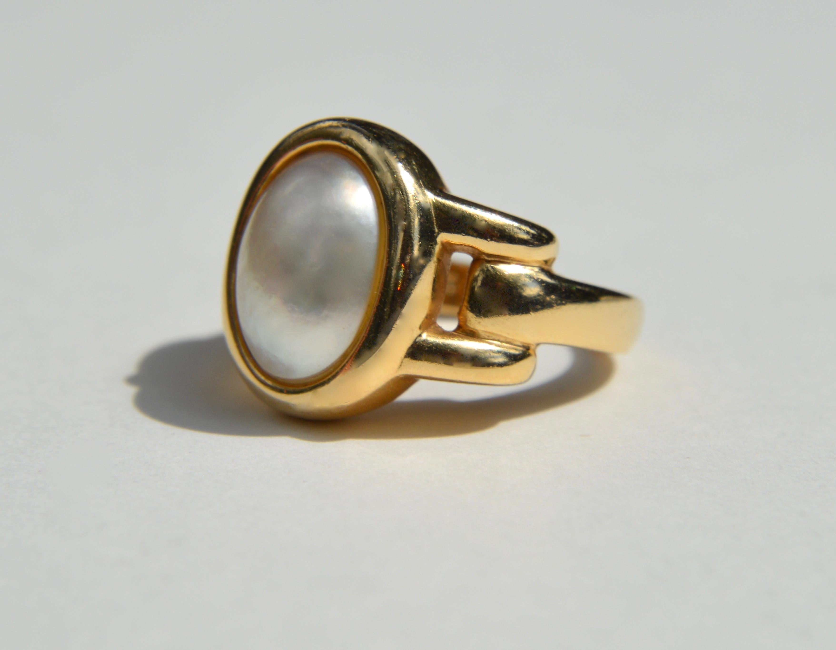 Stunning and oh so classic vintage c1980s 14K yellow gold oval Mabe pearl signet ring. Chain detailing on shoulders. Size 6.5, can be resized by your local jeweler. In excellent condition. Pearl measures 12x10mm. Ring weighs a hefty 7.68 grams.