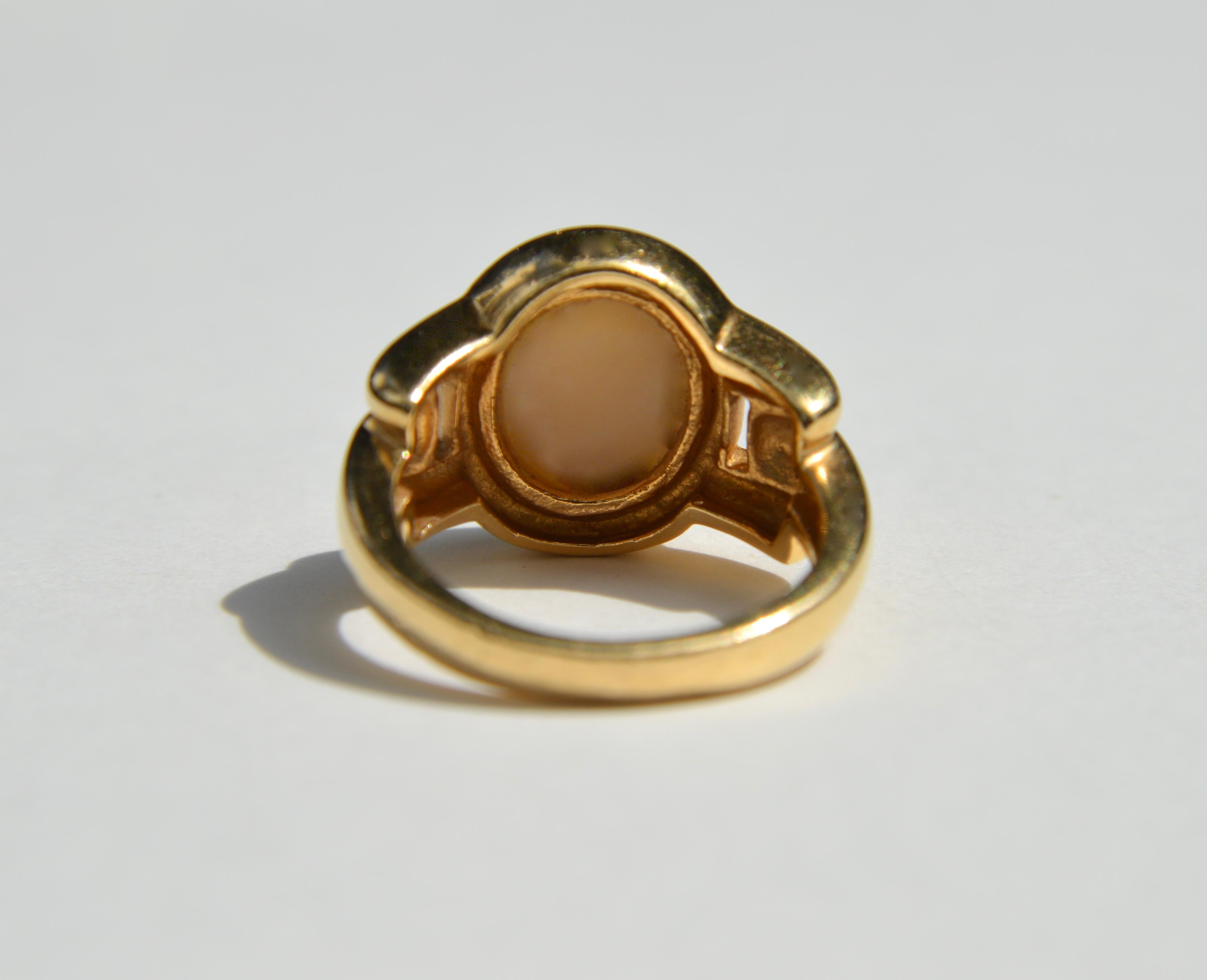 Modernist Vintage 14 Karat Gold Mabe Pearl Oval Signet Ring