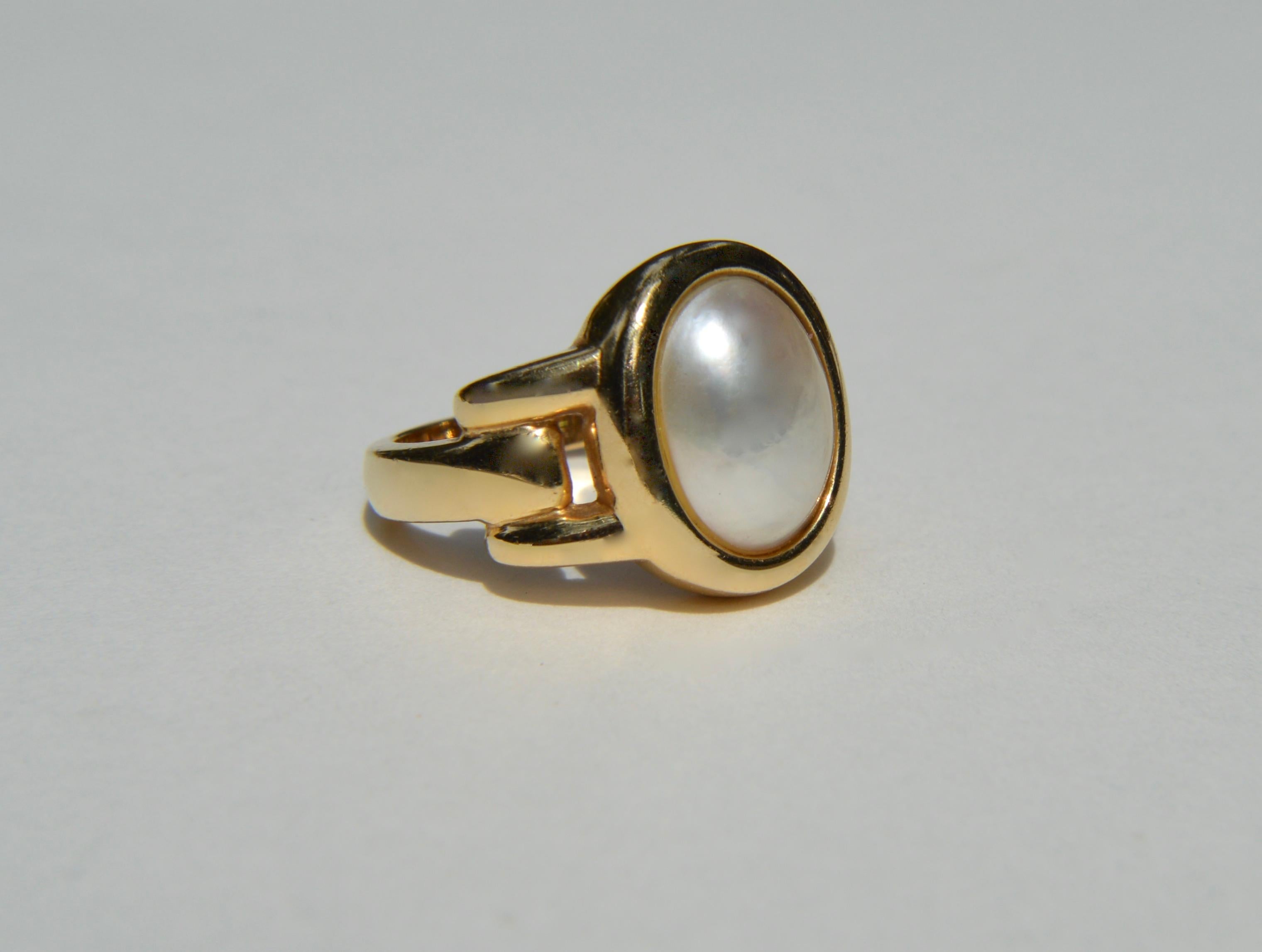 Vintage 14 Karat Gold Mabe Pearl Oval Signet Ring In Good Condition In Crownsville, MD