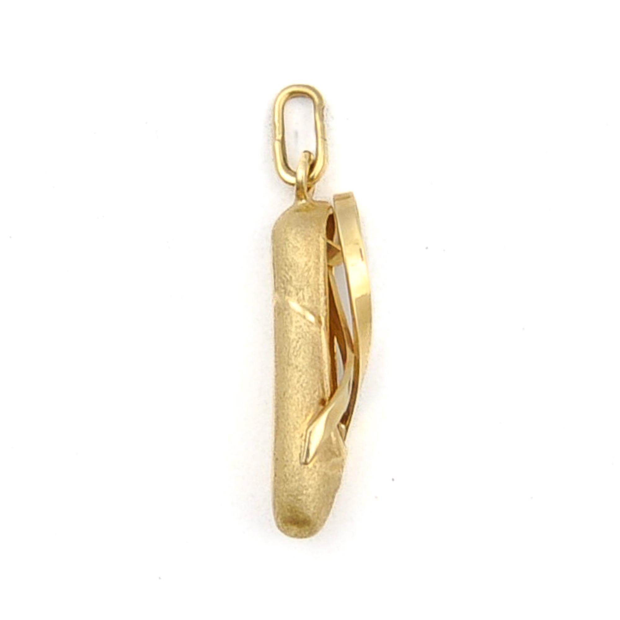 A three-dimensional satined gold pointe ballet shoe charm pendant. Every ballet dancer want a keepsake to celebrate the love of ballet. The dancing shoe is beautifully detailed with a ribbon to wrap around the ankle and pointe toe. The shoe is made