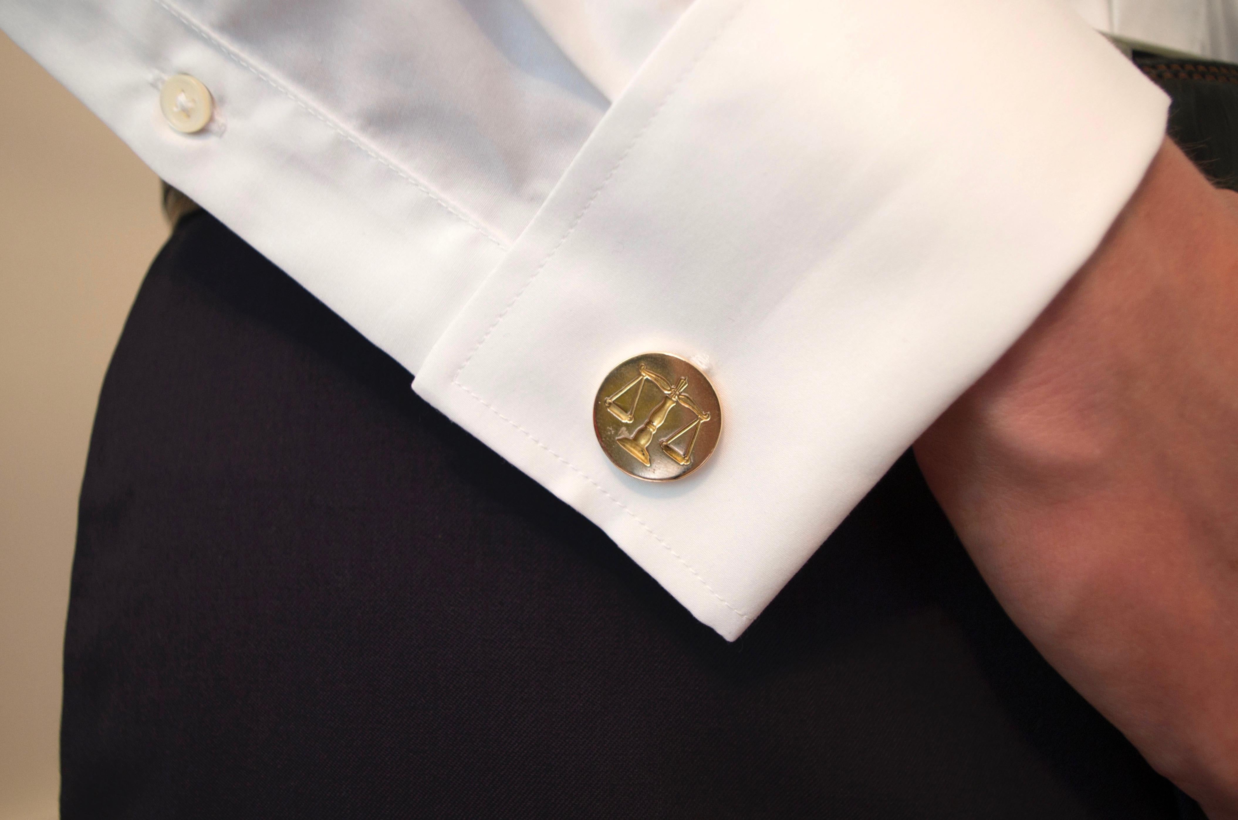 Vintage 14 Karat Gold Scales of Justice Cuff Links In Good Condition For Sale In Darien, CT