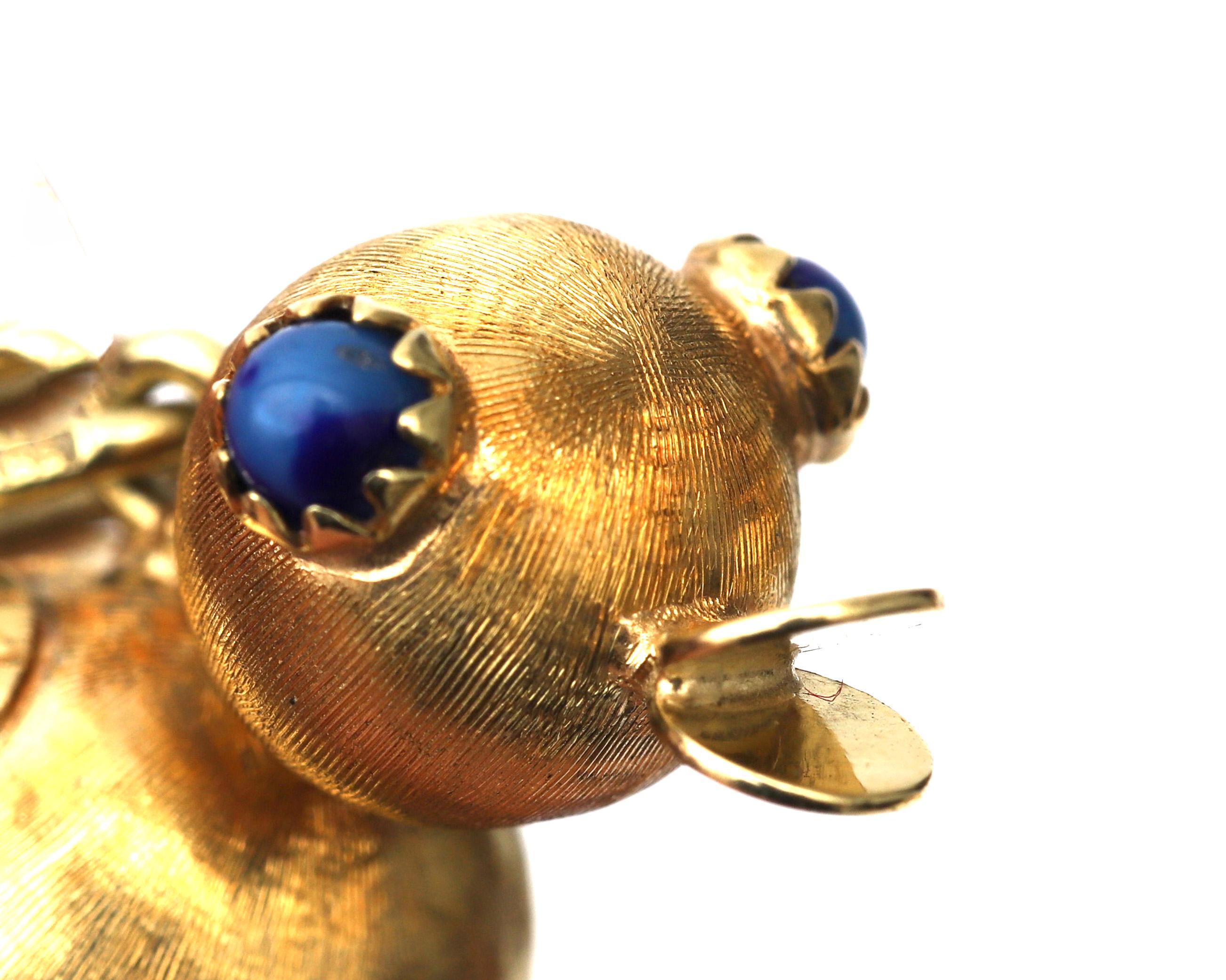 Femenino o masculino Colgante vintage de oro de 14 quilates con textura de pato en venta