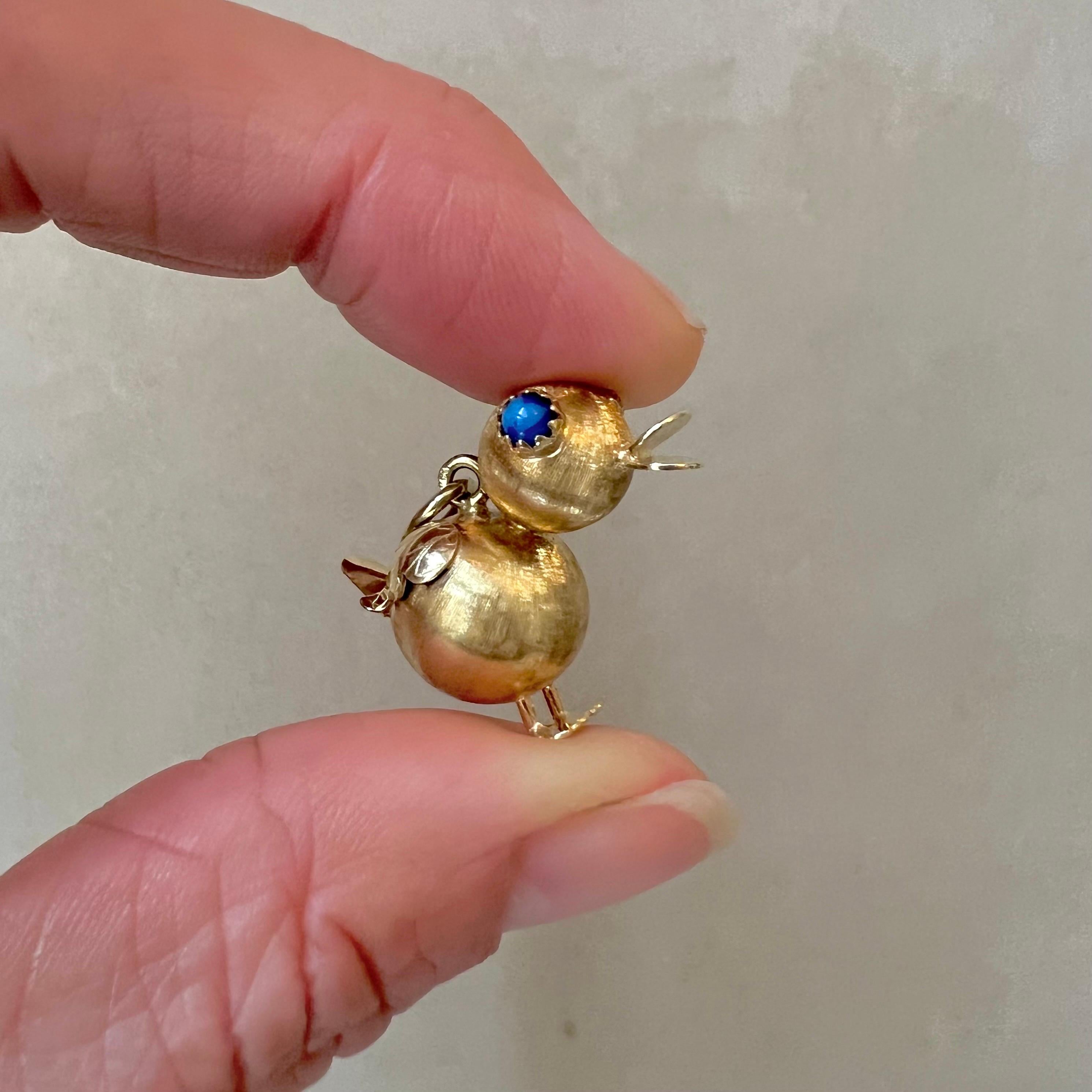 Colgante vintage de oro de 14 quilates con textura de pato en venta 3