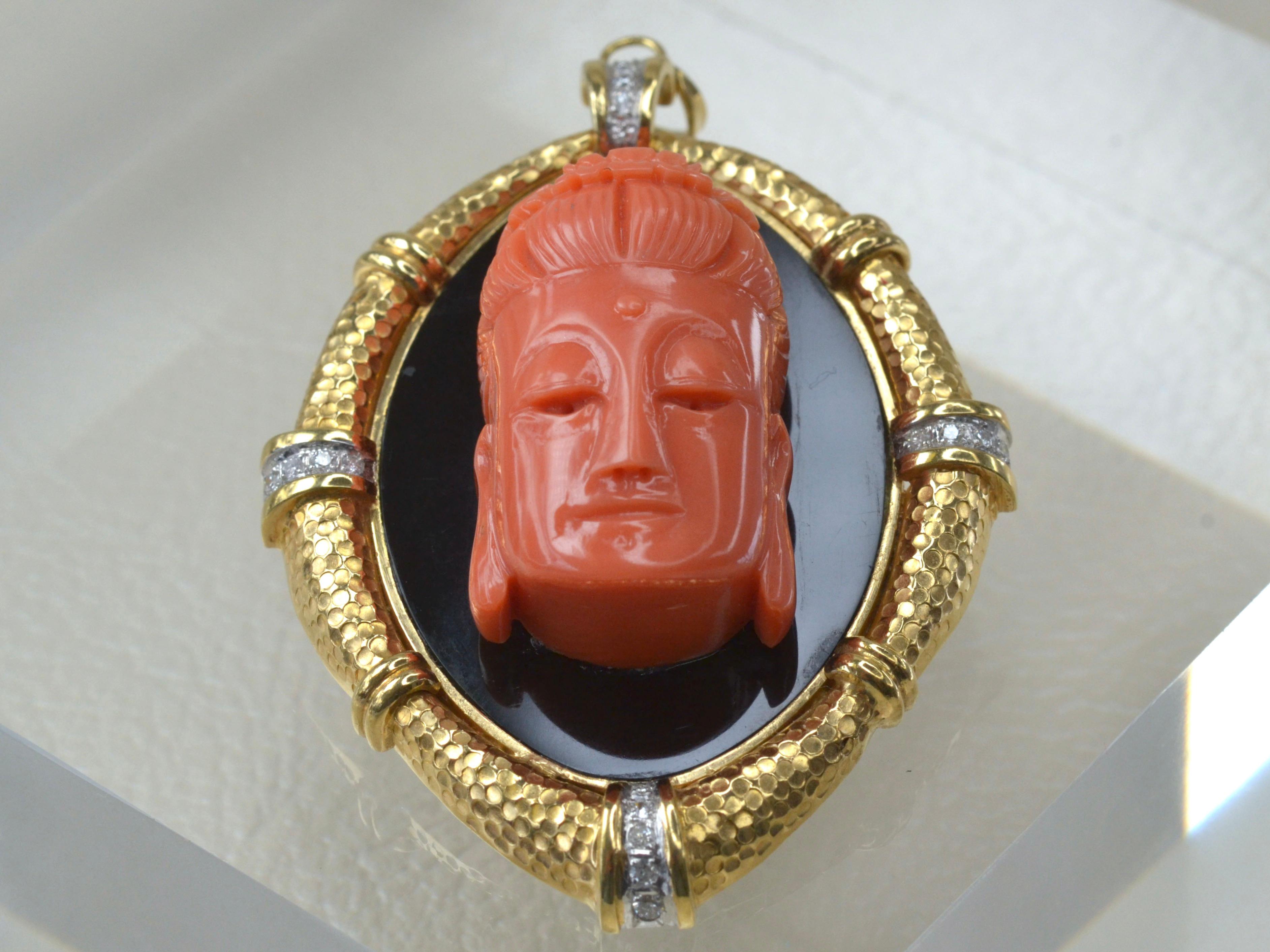 Rétro Pendentif Bouddha vintage en or 14 carats, diamants blancs, corail et onyx noir en vente