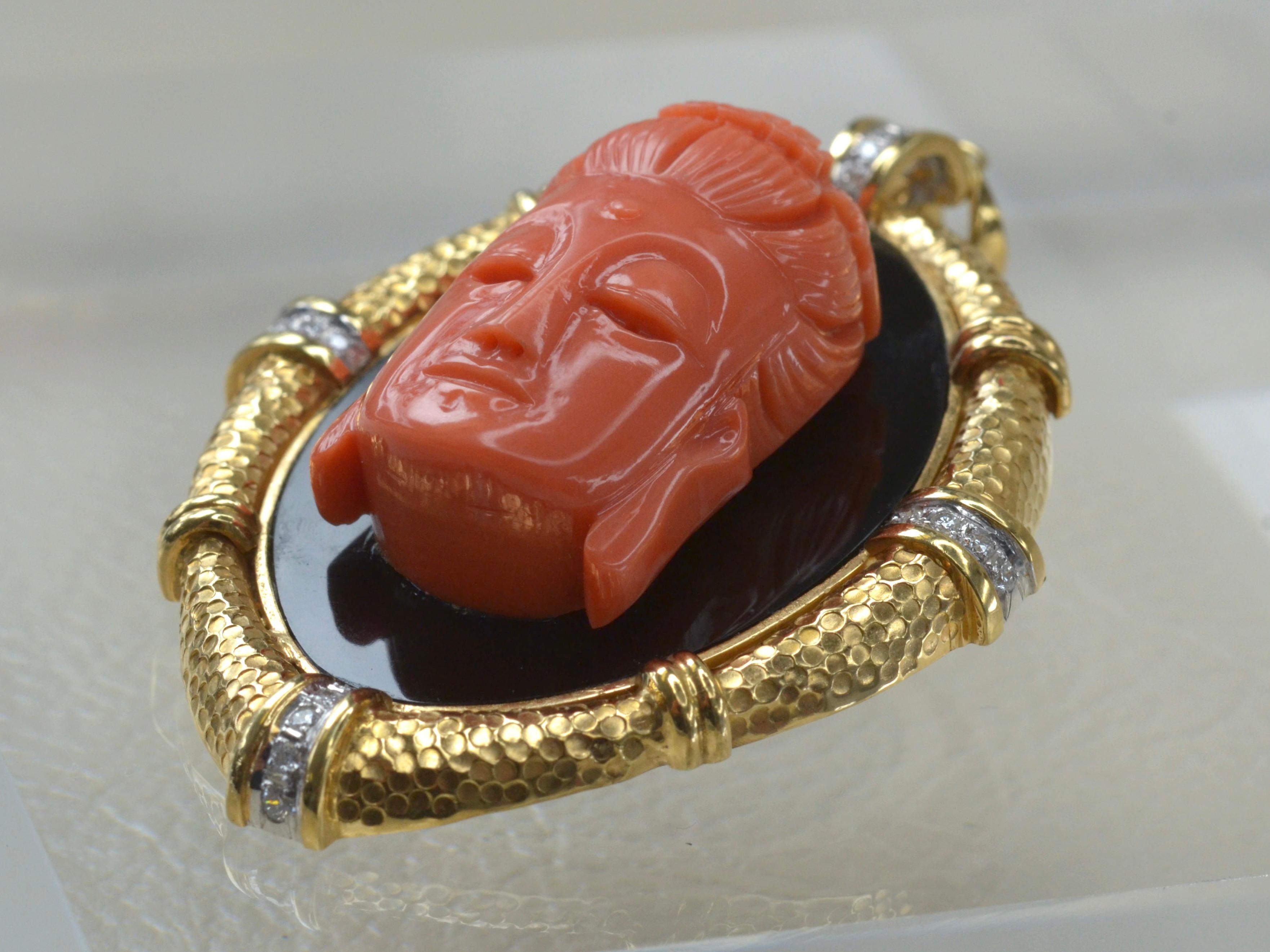 Taille ronde Pendentif Bouddha vintage en or 14 carats, diamants blancs, corail et onyx noir en vente