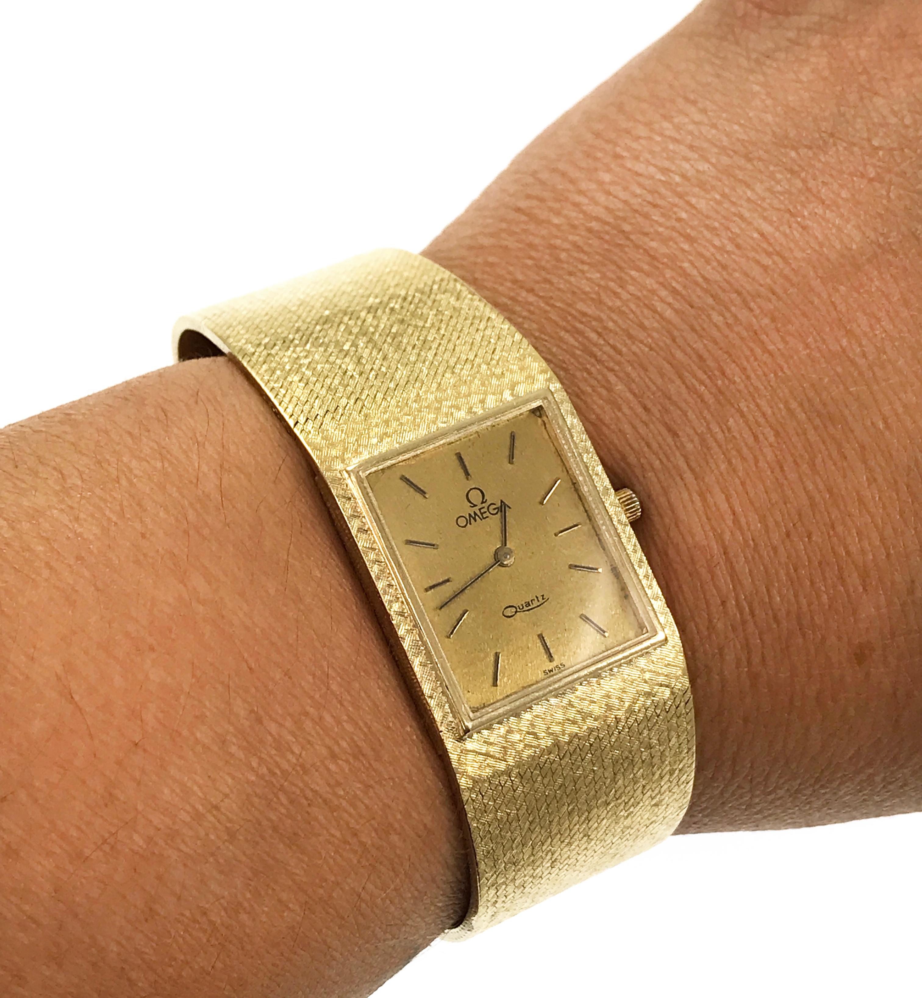 Omega Montre-bracelet à 6 bijoux en or jaune, 1982 Pour hommes en vente