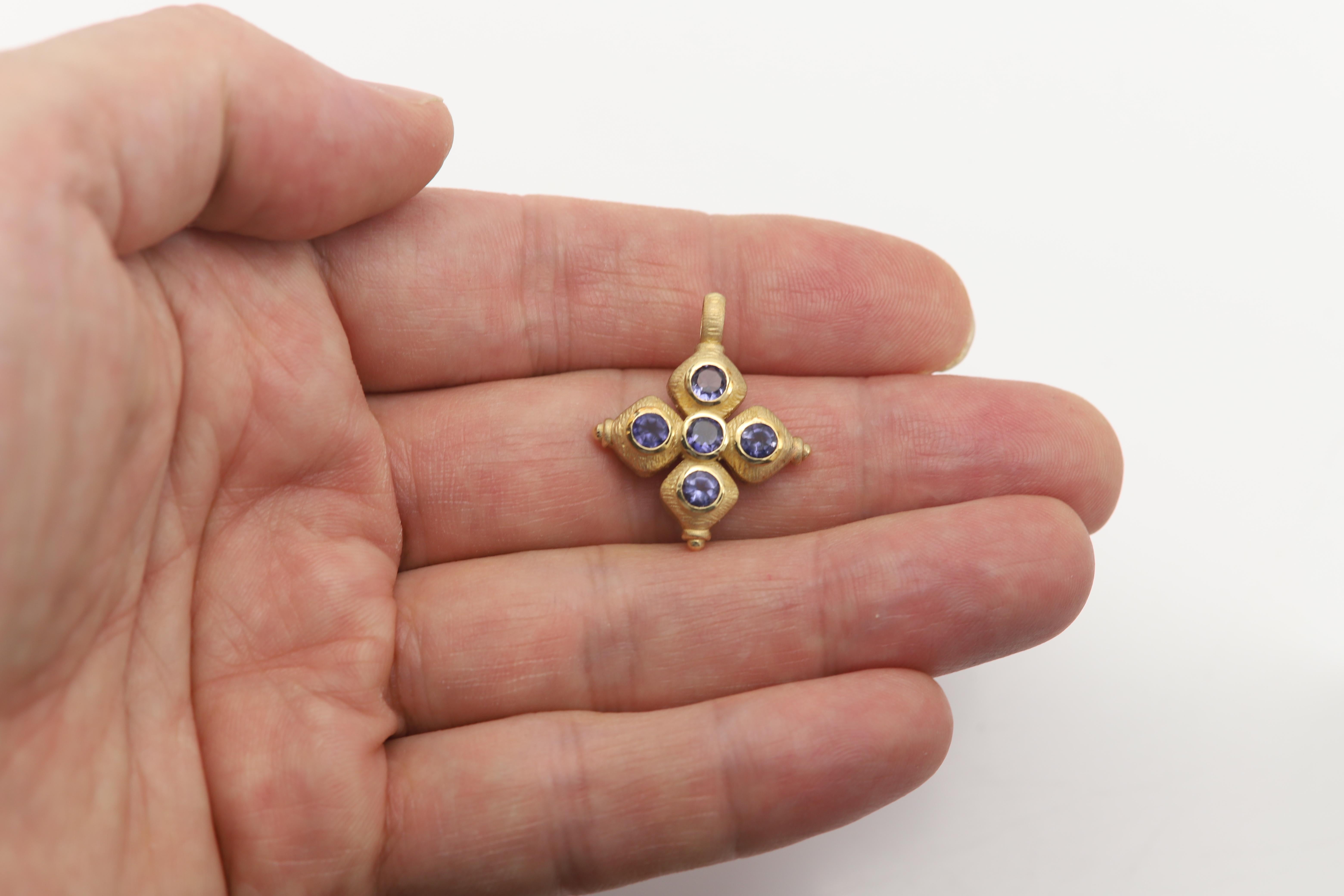 Vintage 14 Karat Purple Creek Kreuz natürlicher Tansanit massiv Gelbgold im Zustand „Neu“ im Angebot in Brooklyn, NY