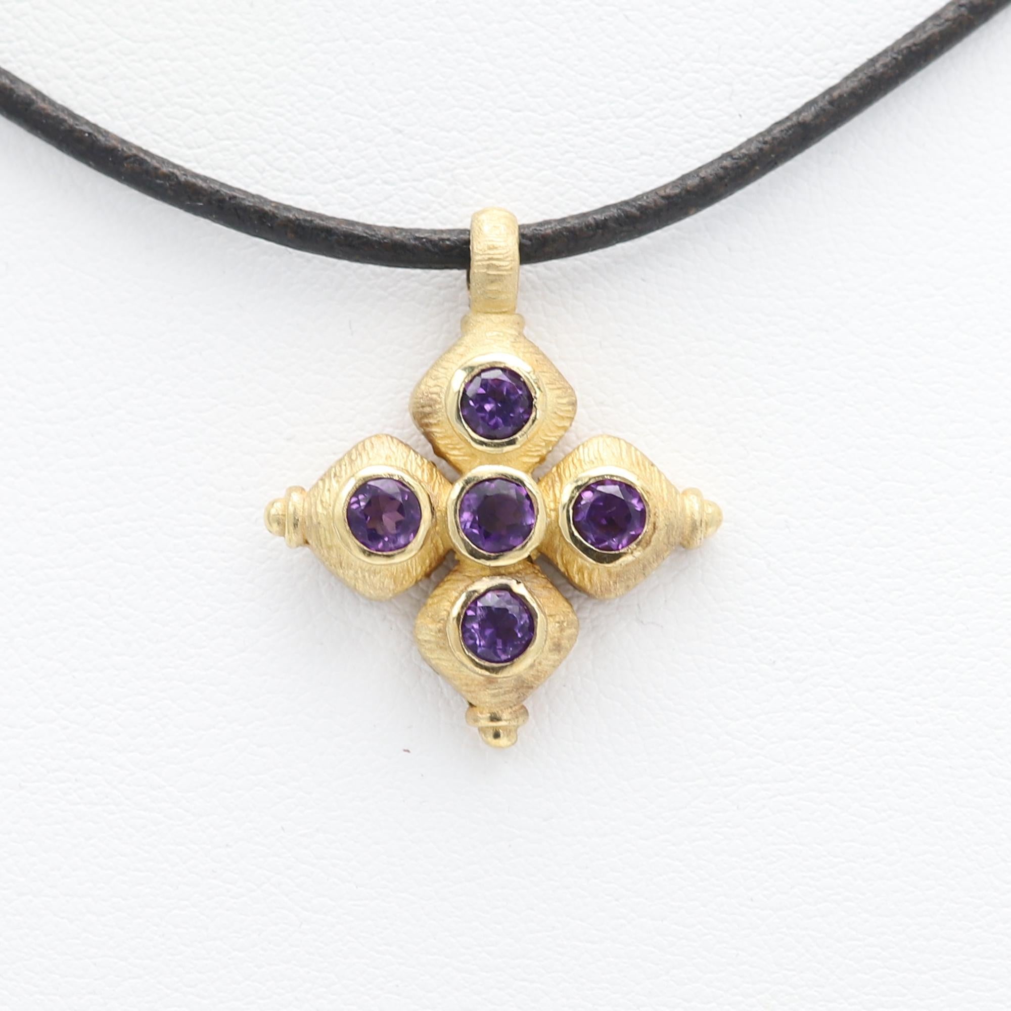 Vintage mais jamais utilisé, état neuf.
Croix grecque en or jaune massif 14k
Poids approximatif 5,20 grammes
Améthyste naturelle violette d'environ 1,25 carat de très bonne qualité AAA (chaque pierre mesure environ 4,0 mm)
Taille : environ 1' pouce