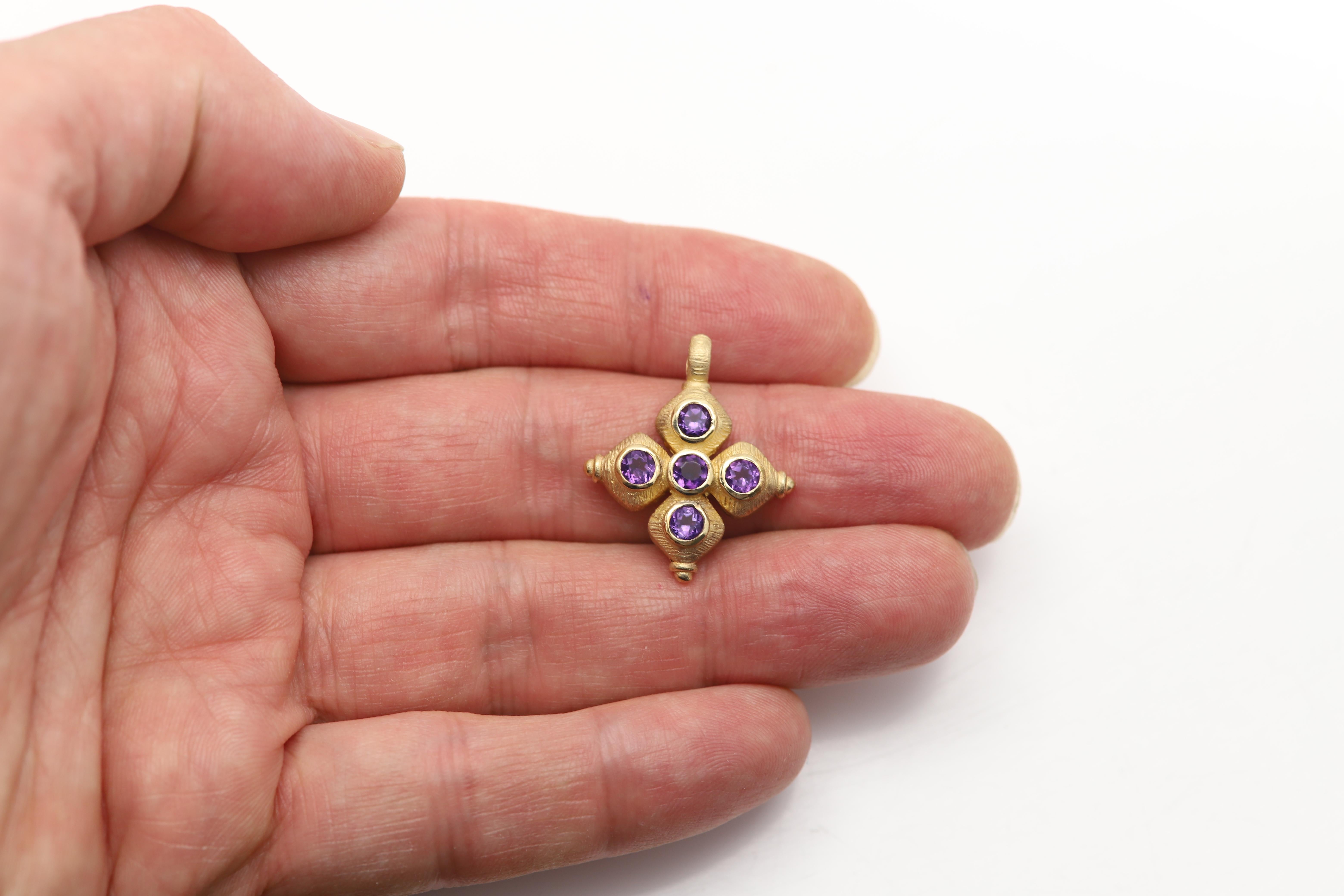 Taille ronde Vintage 14 Karat Purple Greek Cross natural Amethyst solid yellow gold en vente