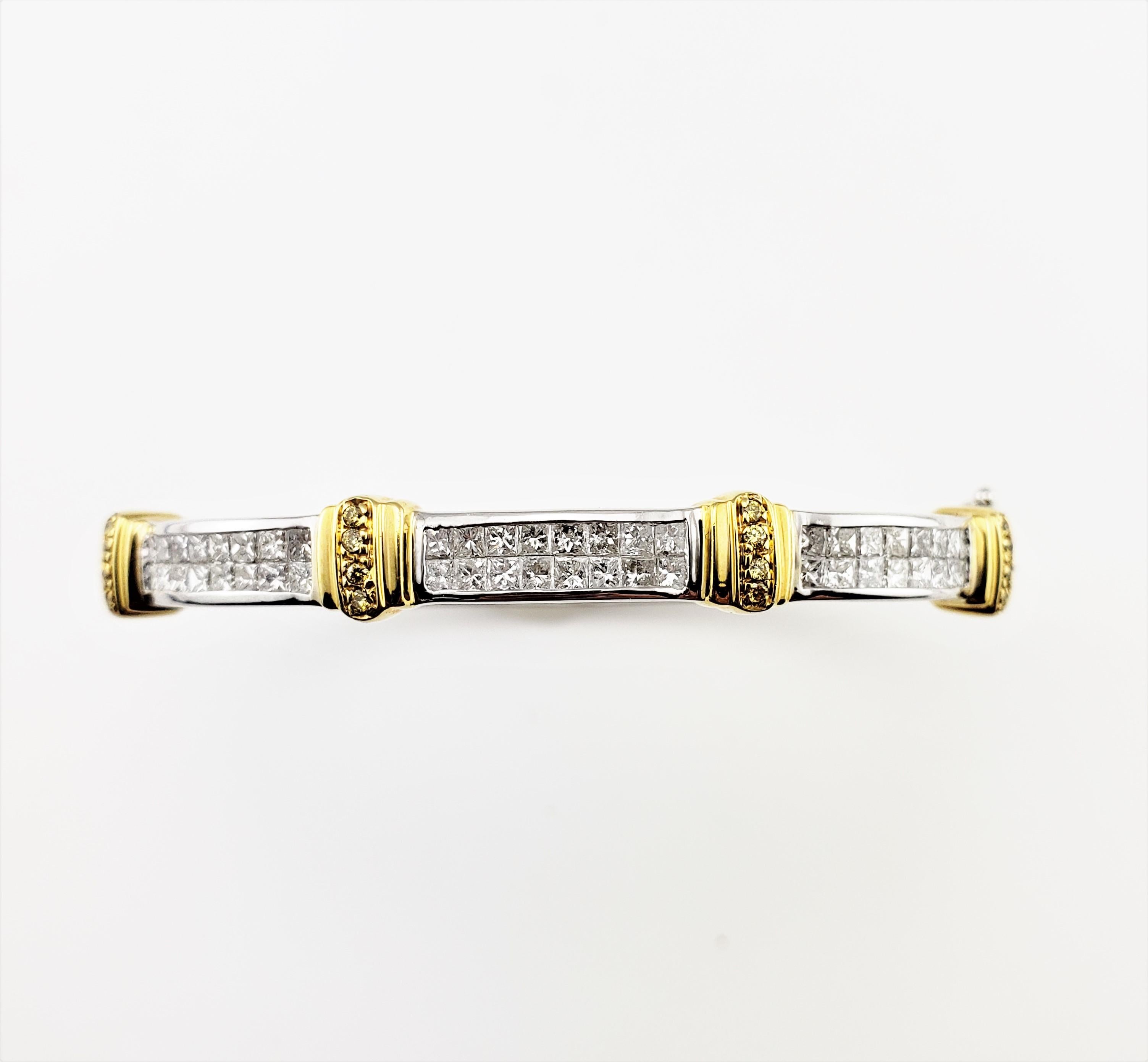 Bracelet vintage en or blanc et jaune 14 carats avec diamants taille princesse certifié GAI-

Ce charmant bracelet bangle présente 64 diamants taille princesse sertis dans de l'or blanc et jaune 14K magnifiquement détaillé.  

Largeur :  5 mm

Poids