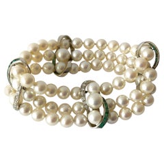 Dreireihiges Vintage-Armband aus 14 Karat Weißgold 1960er Jahre mit Diamanten, Smaragden und Perlen
