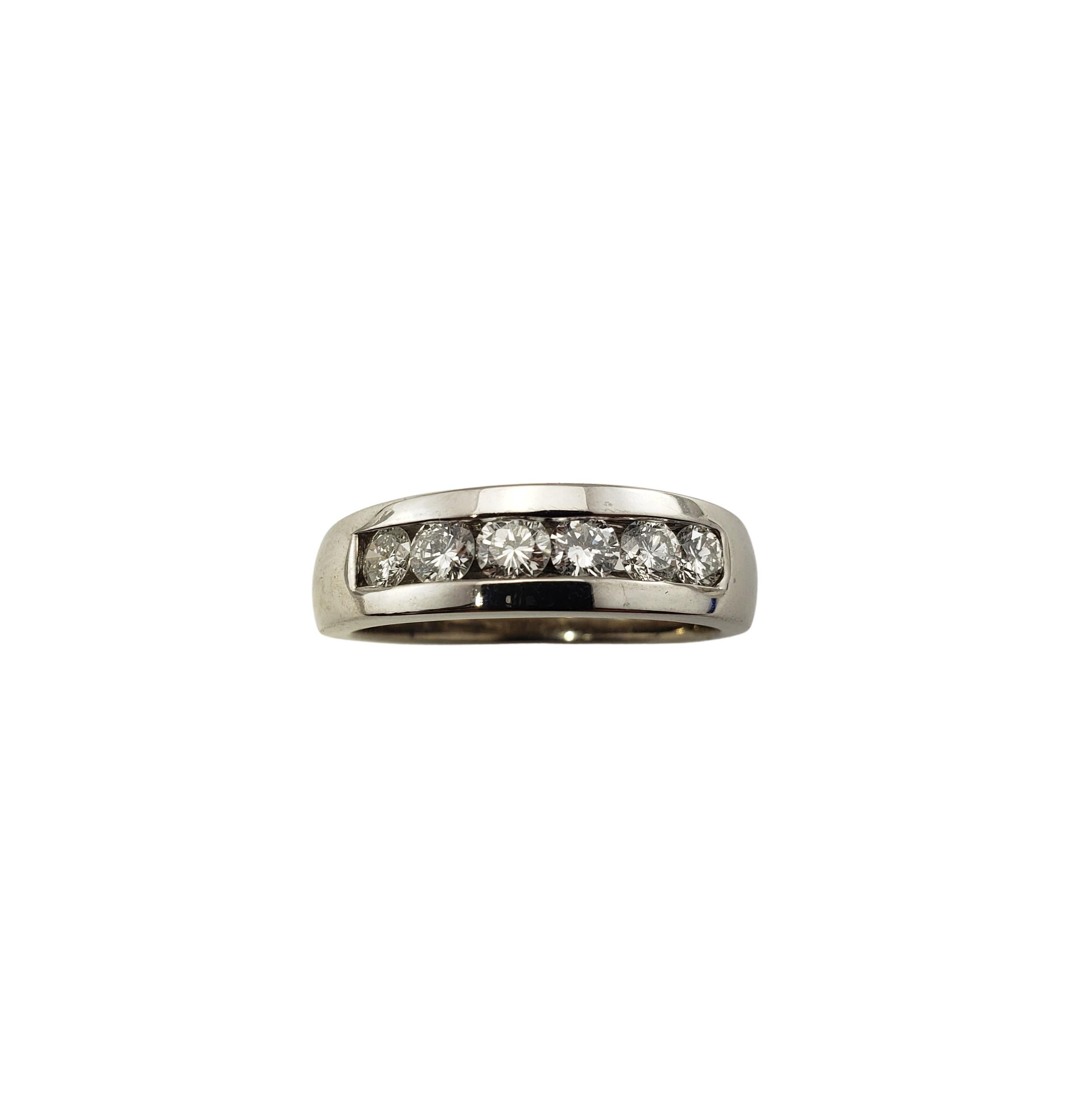 Vintage 14 Karat White Gold and Diamond Wedding/Anniversary Band Ring Size 8.25-

Ce bracelet étincelant présente six diamants ronds de taille brillante sertis dans de l'or blanc 14K classique.  Largeur :  5,5 mm.  Tige : 3.5 mm.

Poids total