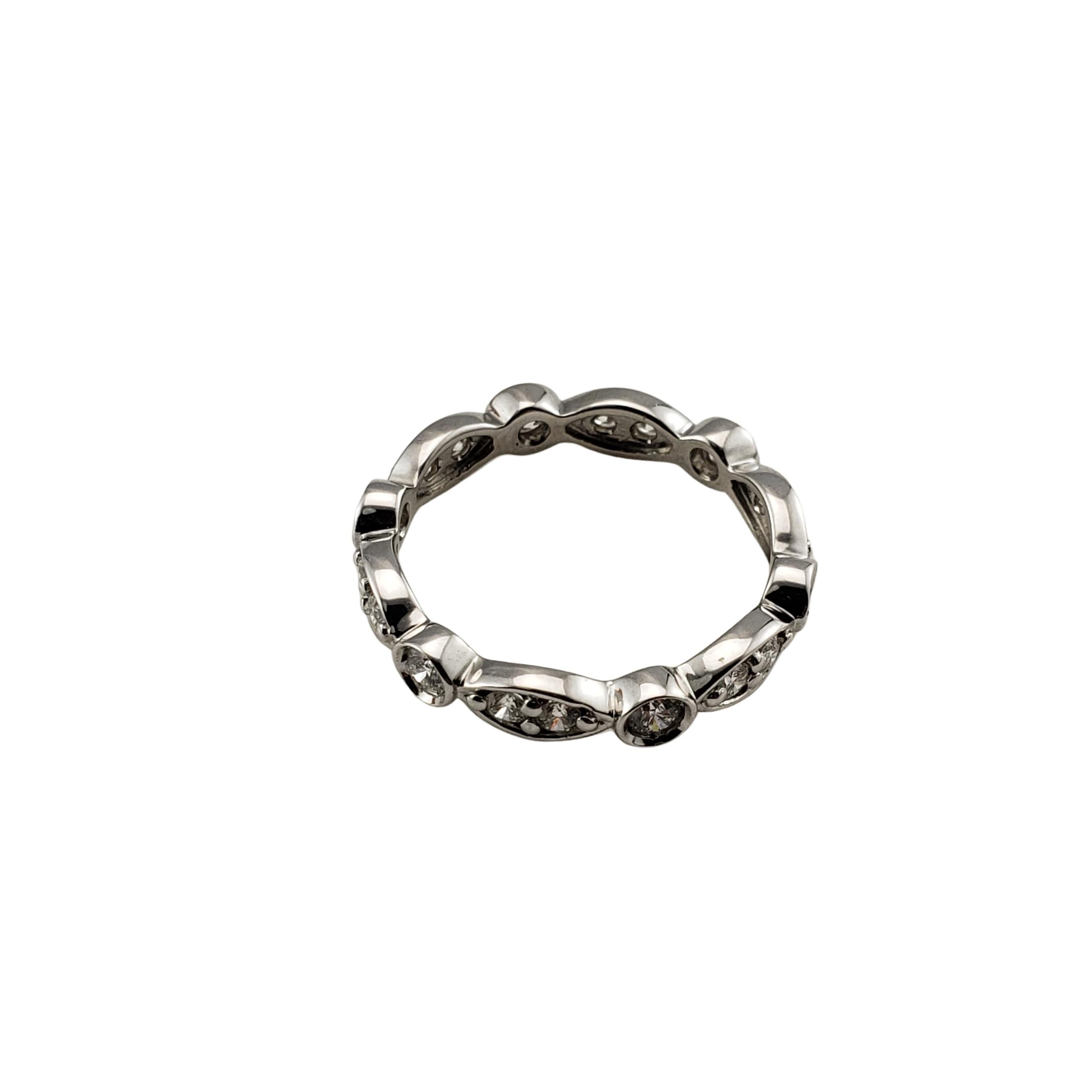 Vintage 14 Karat White Gold Diamond Wedding Band Ring Size 6.5-

Ce bracelet étincelant est orné de 18 diamants ronds de taille brillante sertis dans de l'or blanc 14 carats magnifiquement détaillé. Largeur : 3 mm.

Poids total approximatif des