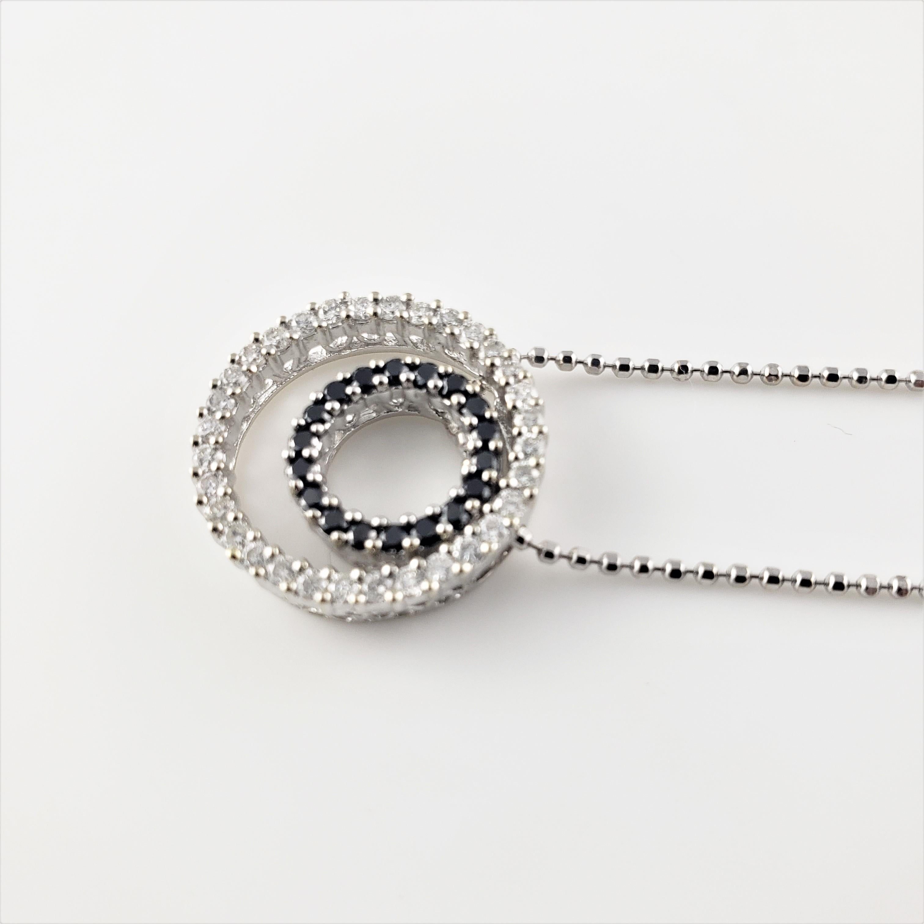 14 Karat White Gold Black and White Diamond Circle Necklace In Good Condition For Sale In Washington Depot, CT