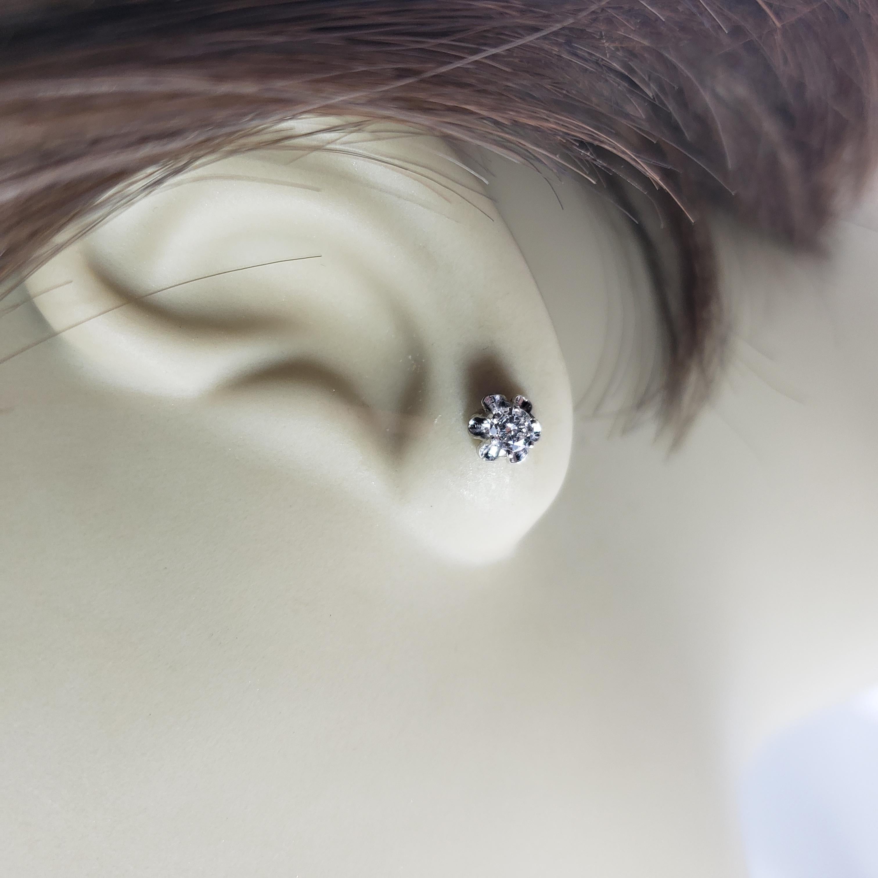 Clous d'oreilles en or blanc 14 carats avec diamants (0,16 ct. pt.) en vente 2