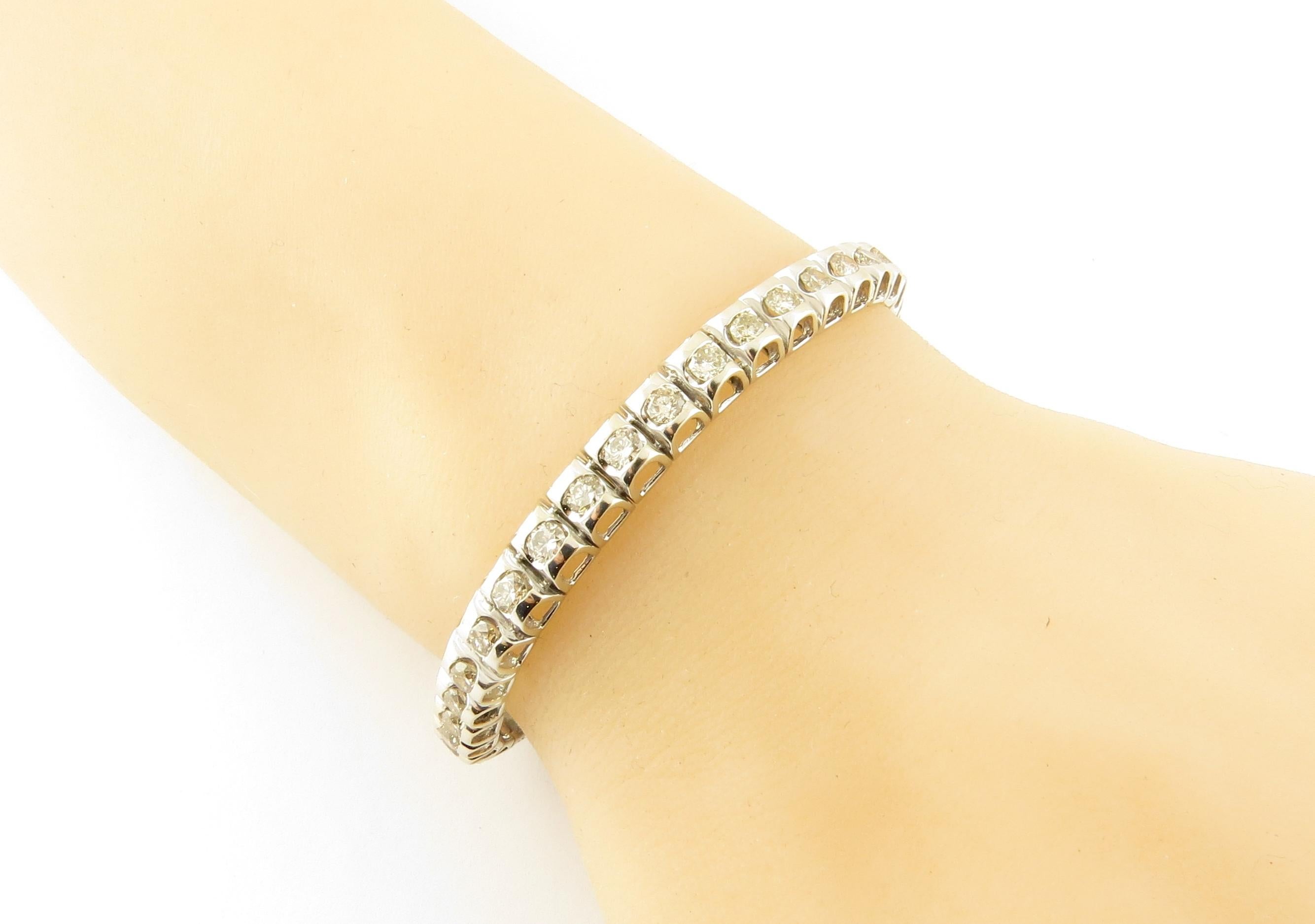 Pulsera de tenis vintage de diamantes de oro blanco de 14 quilates 3,20 ct. twt.

Este impresionante brazalete incluye 40 diamantes redondos de talla brillante engastados en oro blanco de 14 quilates con un precioso detalle. Anchura: 6 mm. Cierre de