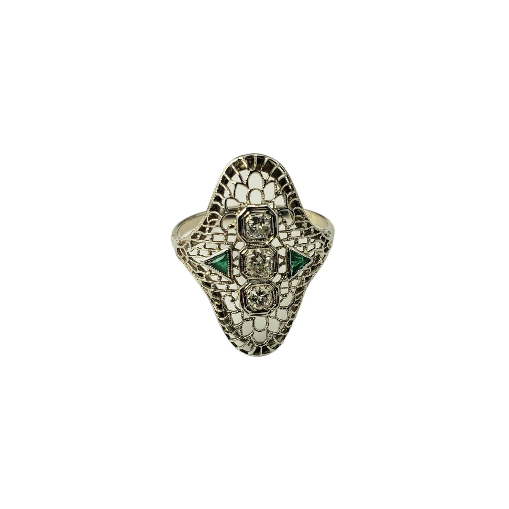 Anello in oro bianco 14 carati con filigrana e diamanti, misura 7,5

Questo elegante anello presenta tre diamanti rotondi taglio brillante e due gemme verdi sfaccettate incastonate in una filigrana d'oro bianco 14K meticolosamente dettagliata. 

 La