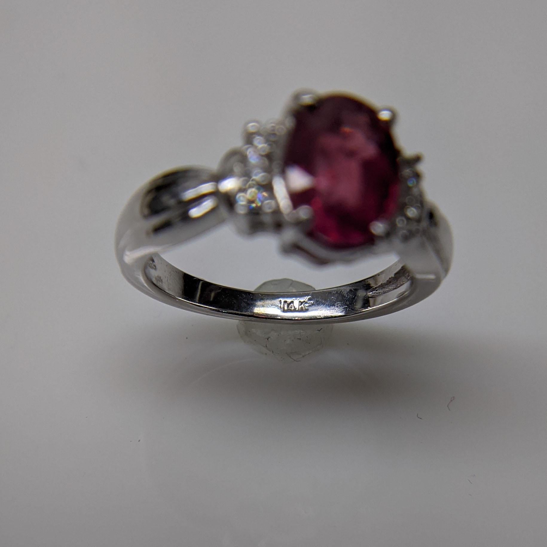 Vintage 14 Karat White Gold Pink Sapphire and Diamonds Ring For Sale 2