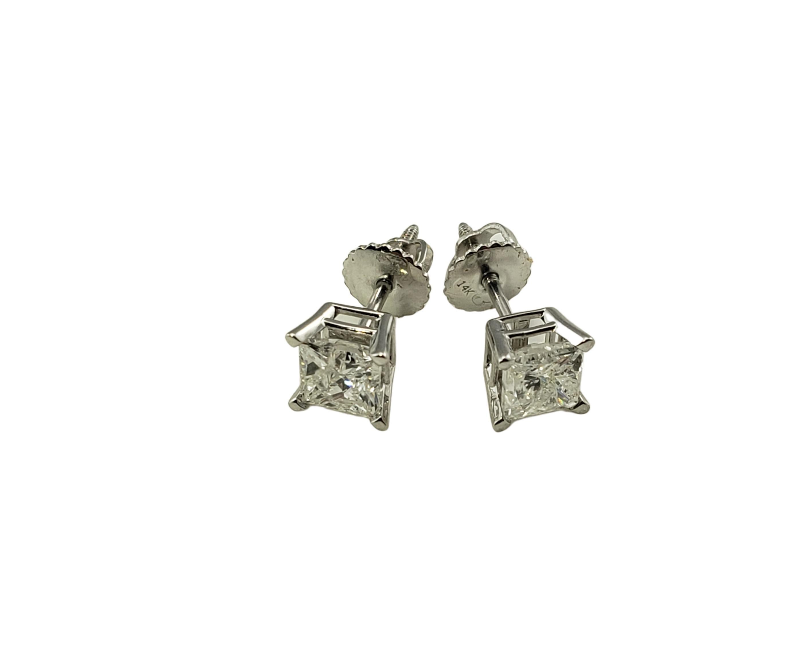 Pendientes vintage de oro blanco de 14 quilates con diamantes talla princesa TCW. 1.0-

Estos brillantes pendientes tienen un diamante talla princesa engastado en oro blanco clásico de 14 quilates.  Cierres de rosca.

Peso total aproximado de los