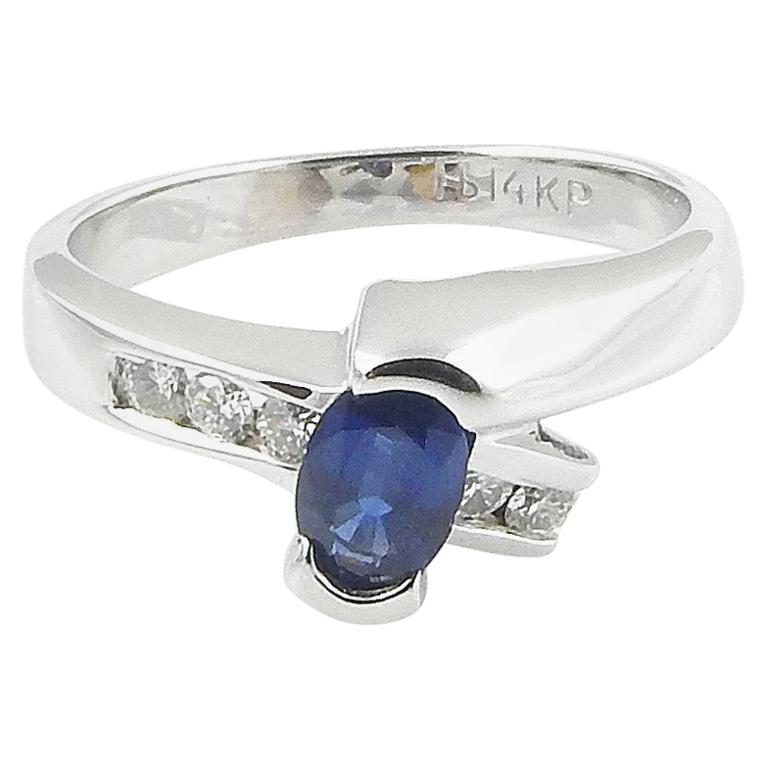 Anillo de oro blanco de 14 quilates con zafiro y diamantes