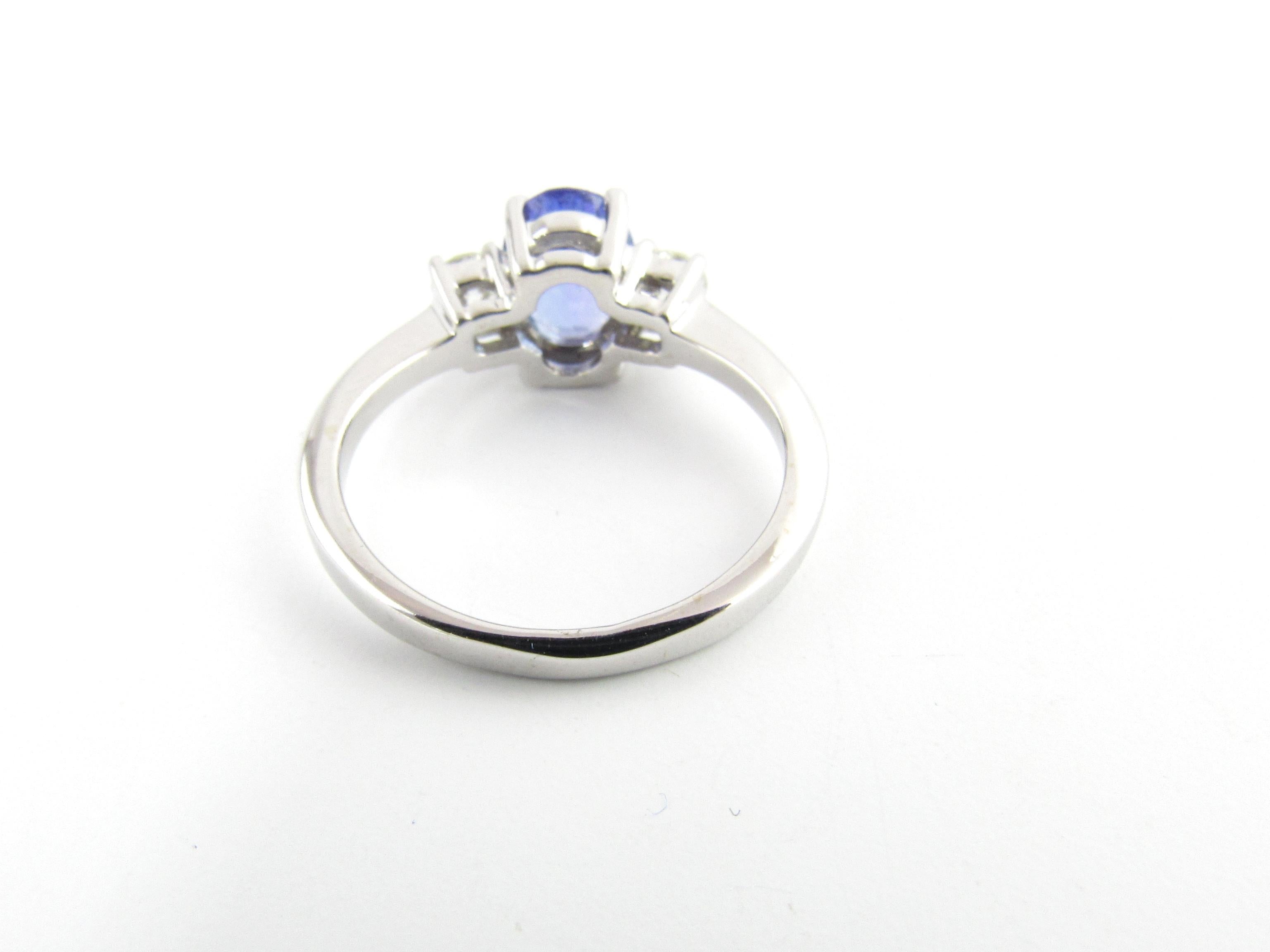 Taglio ovale Anello vintage in oro bianco 14 carati con tanzanite e diamanti in vendita