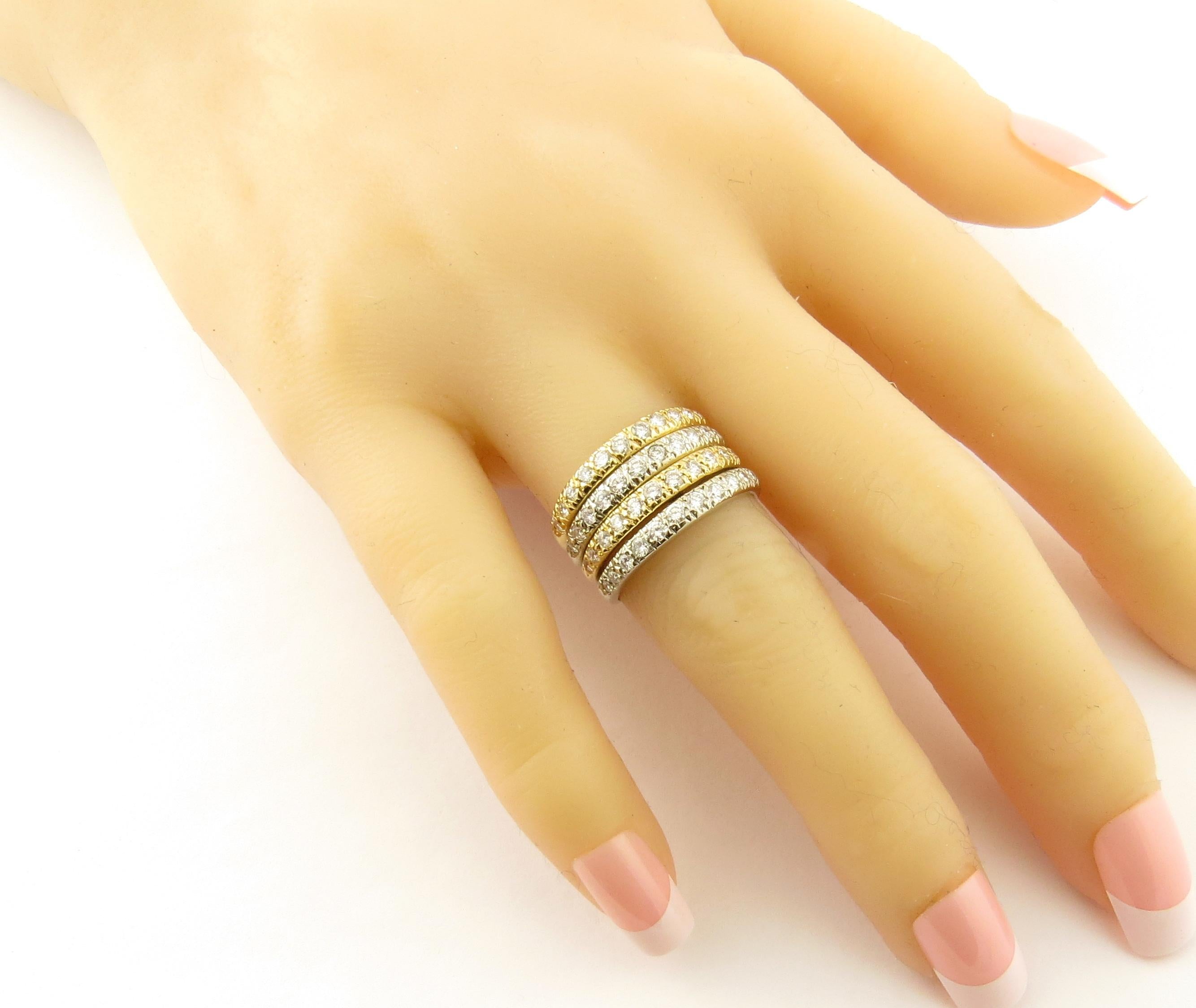 Anillo de diamantes vintage de oro amarillo y blanco de 14 quilates, tamaño 6,75.

Este espectacular anillo presenta 44 diamantes redondos de talla brillante engastados en bandas alternas de oro blanco y amarillo. Anchura: 12 mm. Vástago: 7