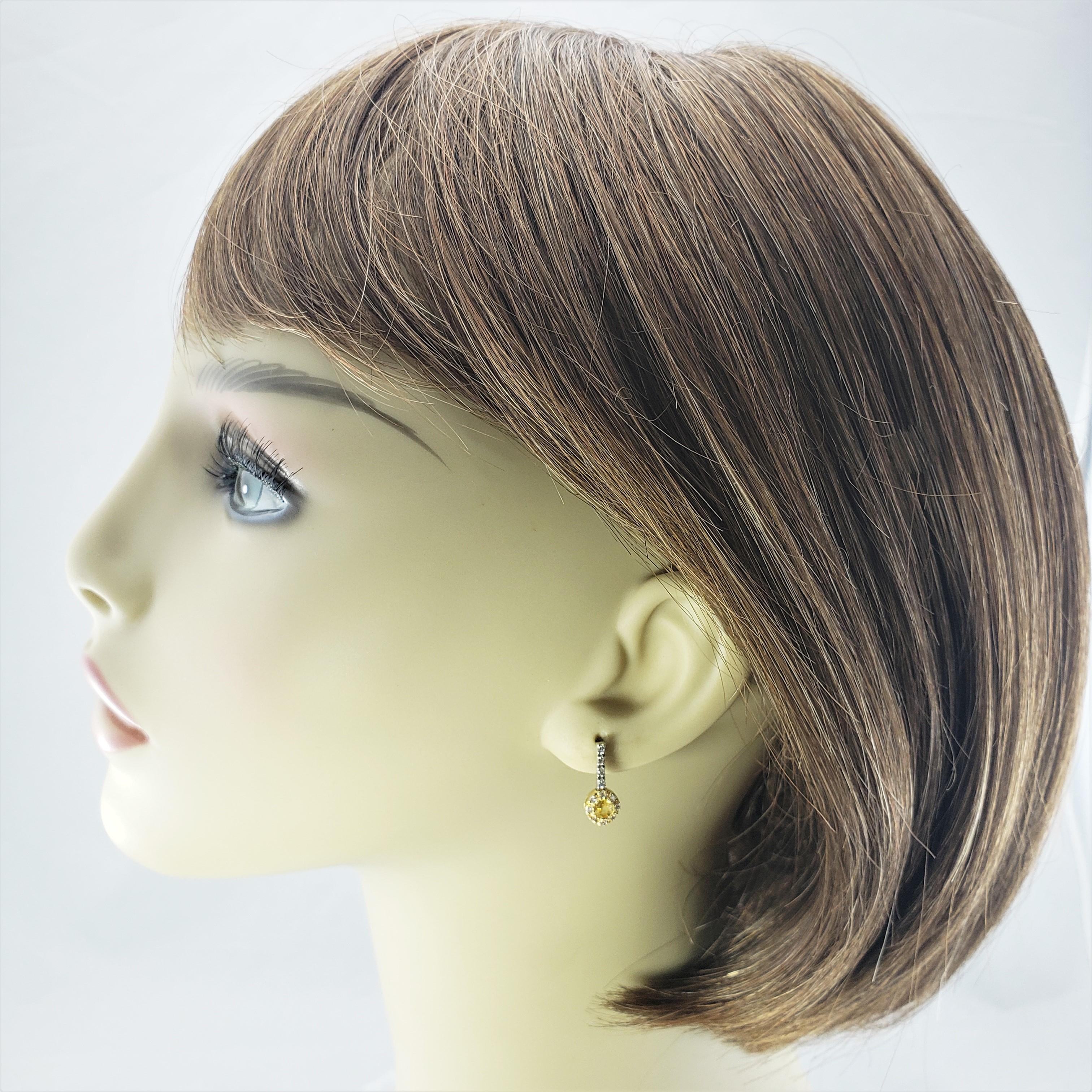 Pendants d'oreilles en or jaune et blanc 14 carats avec saphir jaune naturel et diamants en vente 1