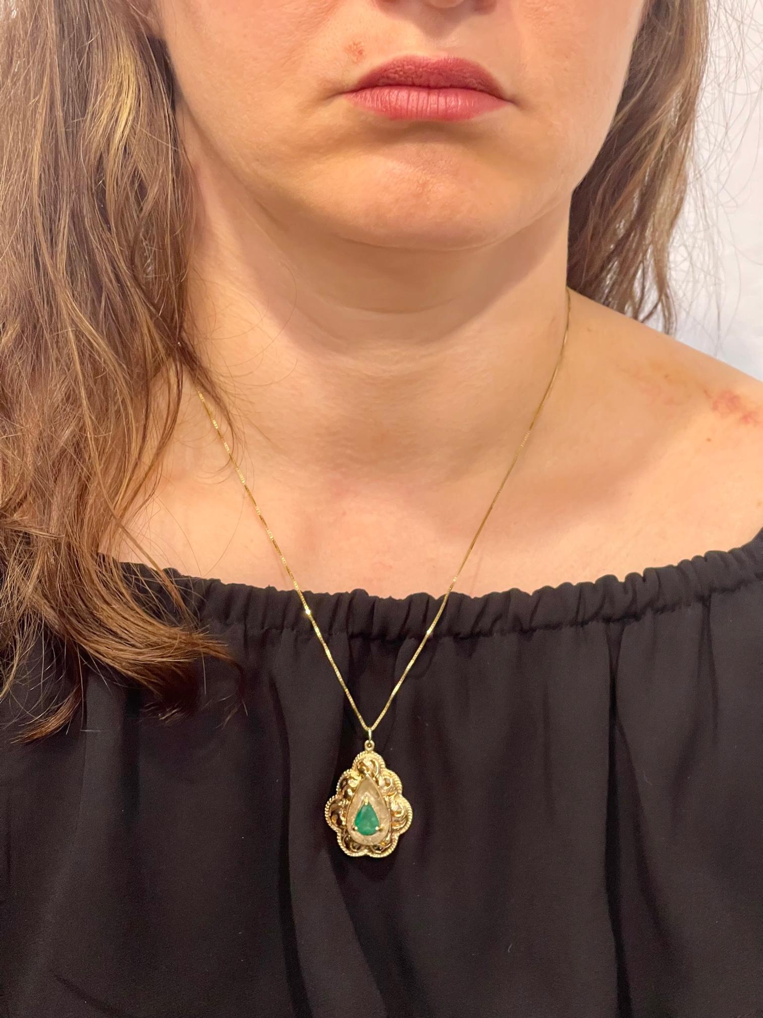 Vintage 14 Karat Yellow Gold 10.5 Gm Chain with Locket and Natural Emerald For Sale 10