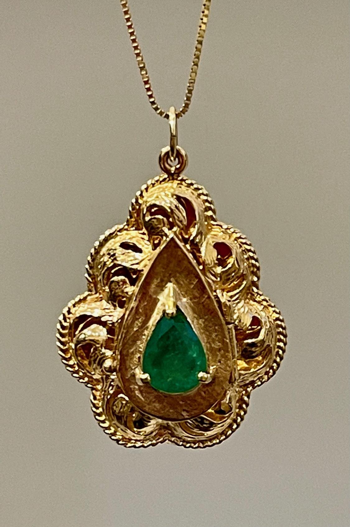 Pear Cut Vintage 14 Karat Yellow Gold 10.5 Gm Chain with Locket and Natural Emerald For Sale