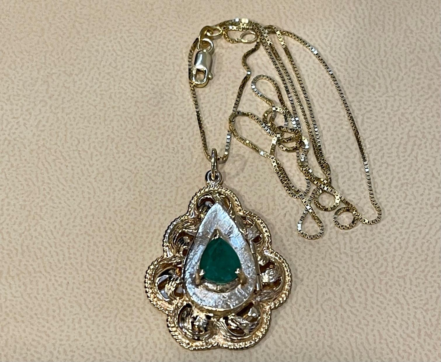 Vintage 14 Karat Yellow Gold 10.5 Gm Chain with Locket and Natural Emerald In Excellent Condition For Sale In New York, NY